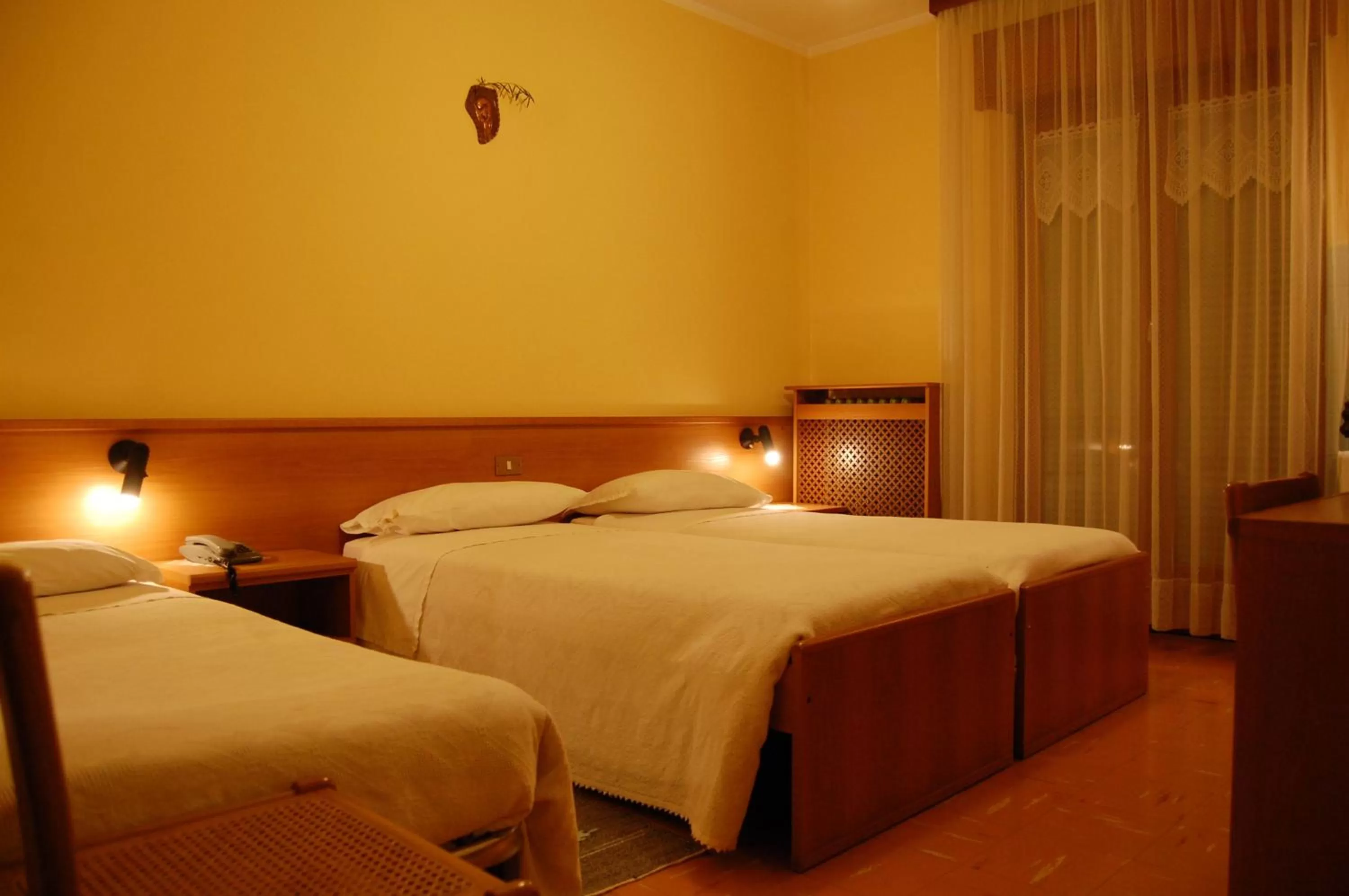 Bed in Albergo Motel Dosdè B&B