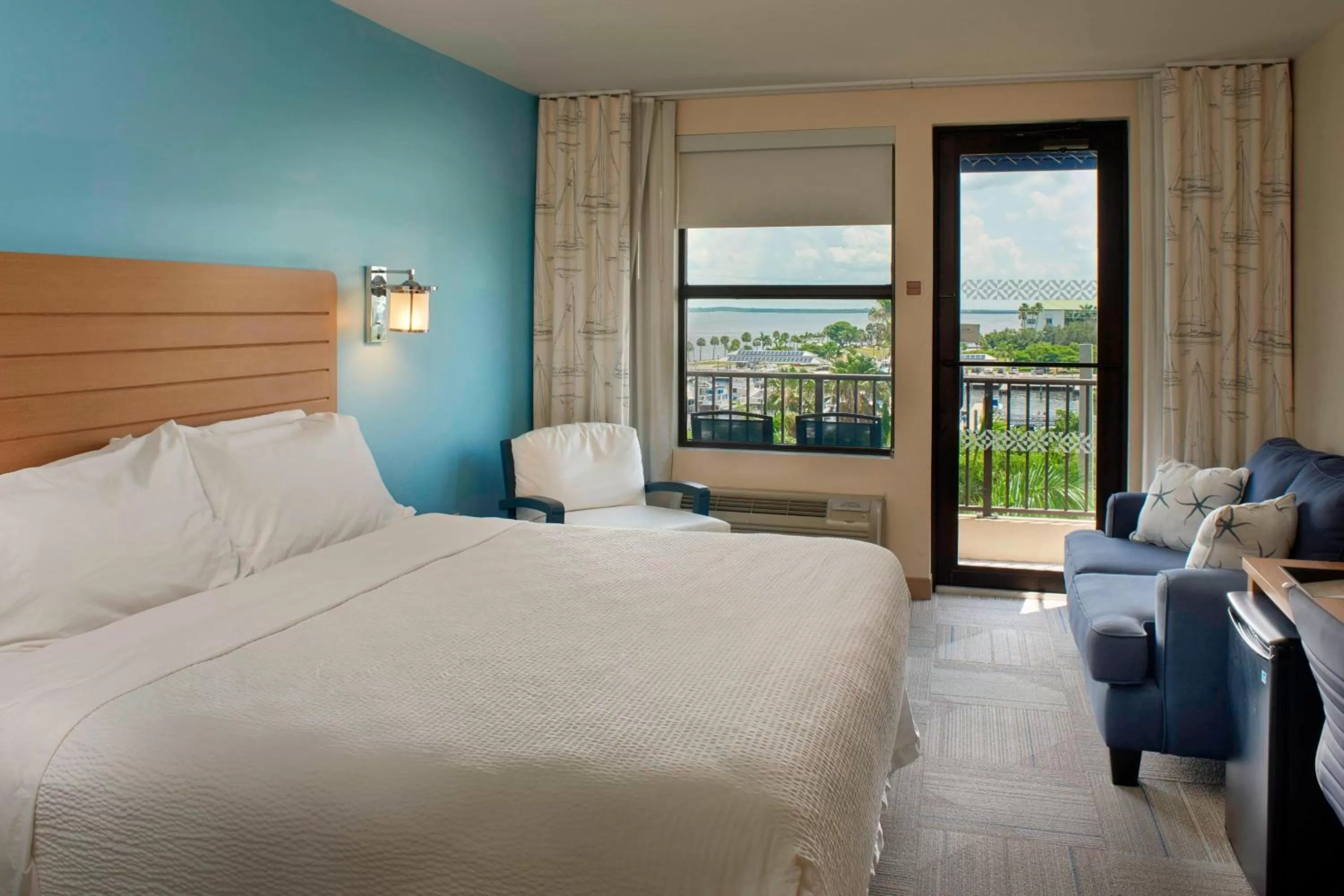 Bedroom, Bed in Four Points by Sheraton Punta Gorda Harborside