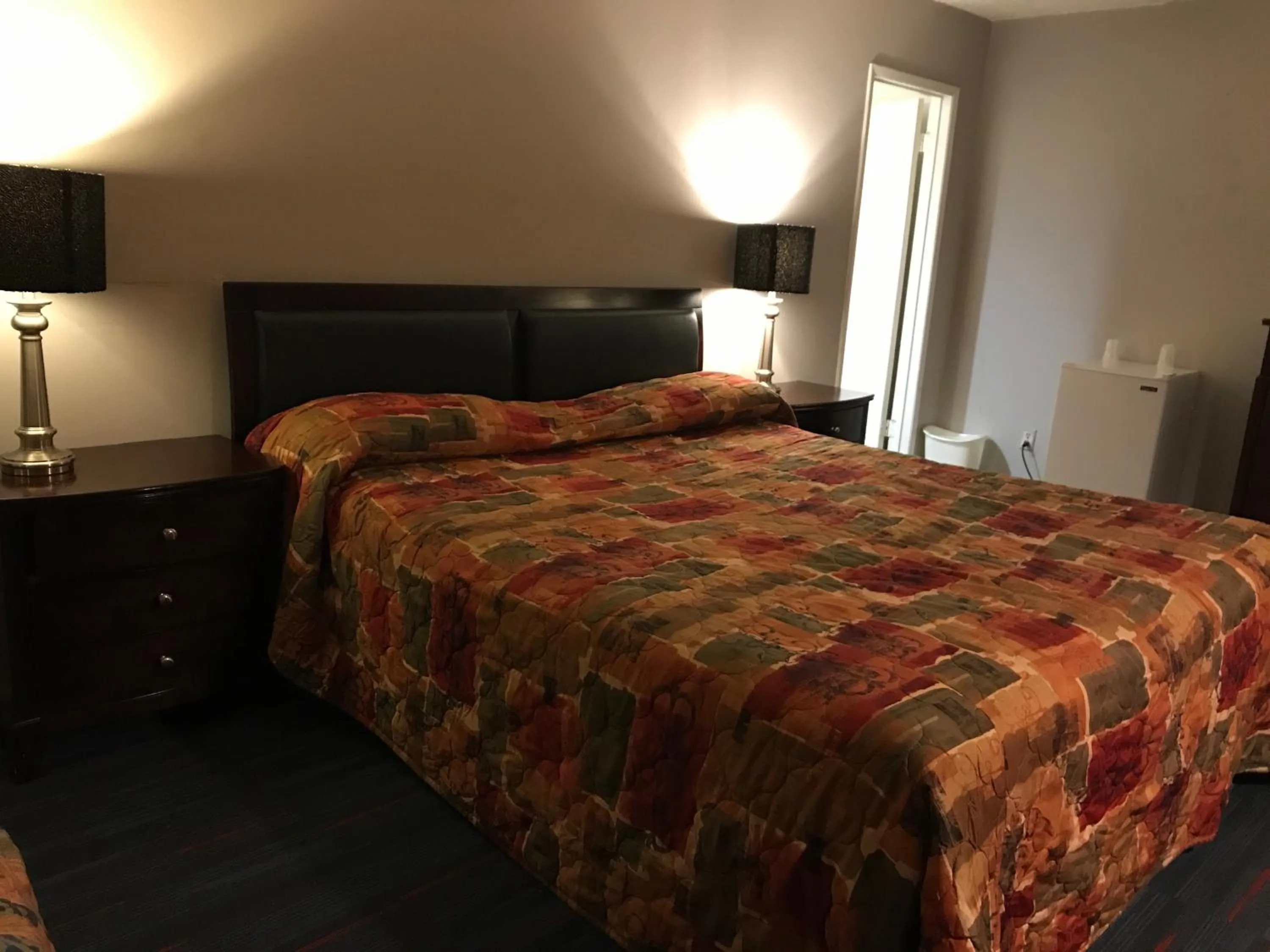 Bed in King Lodge Motel