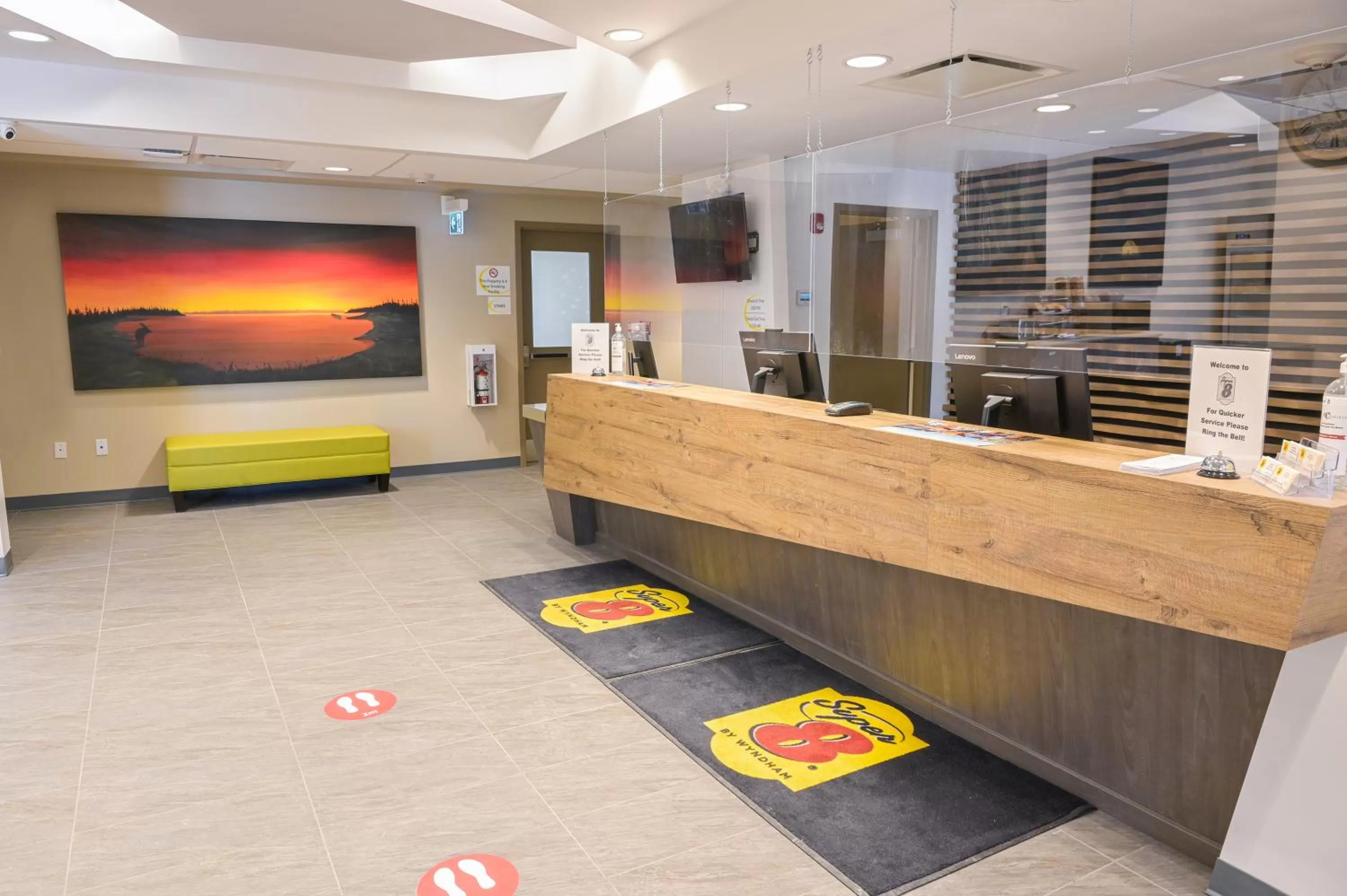 Lobby/Reception in Super 8 by Wyndham Moosonee