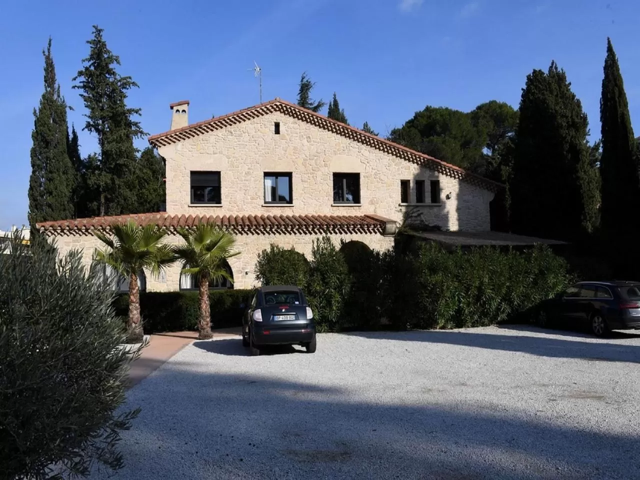 Property building in Le Sens Six