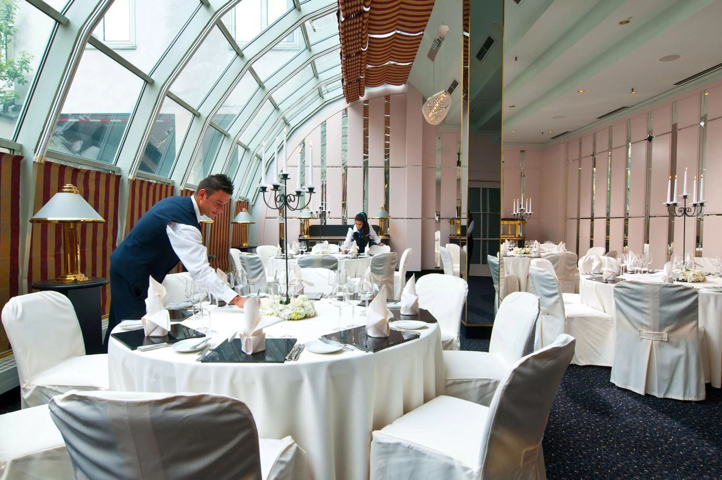 Restaurant/places to eat in Maritim Hotel München