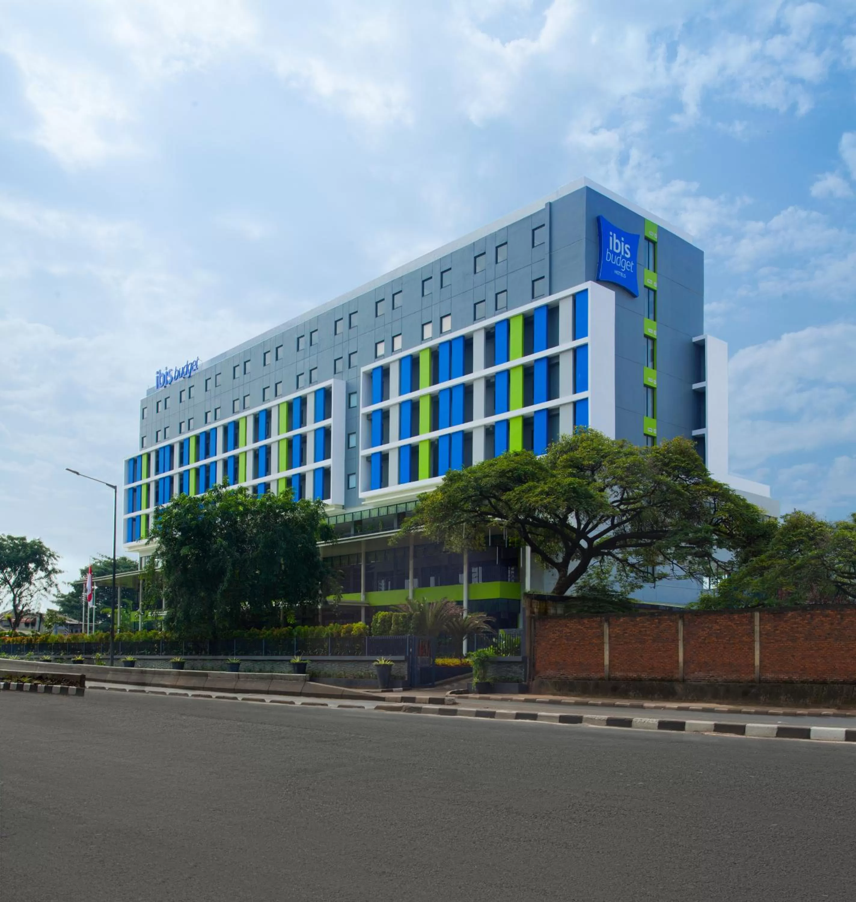 Facade/entrance, Property Building in Ibis Budget Jakarta Daan Mogot