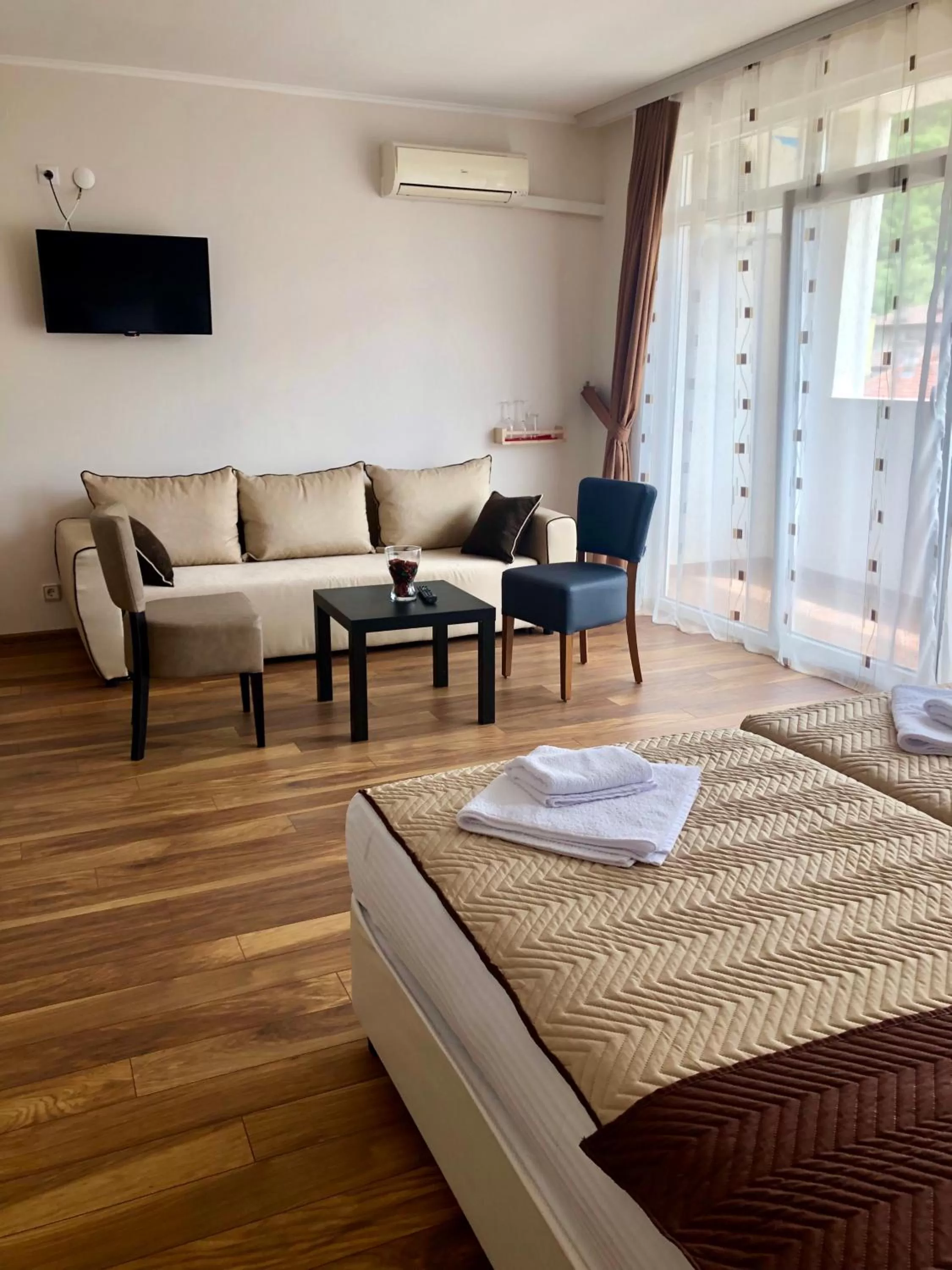 Photo of the whole room, Bed in Family Hotel Ring & Thermal