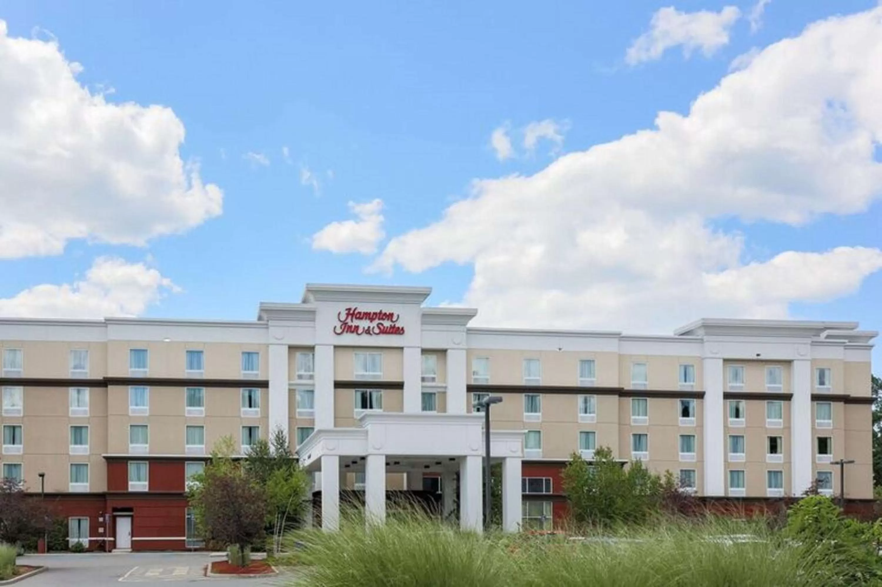 Property building in Hampton Inn & Suites Poughkeepsie