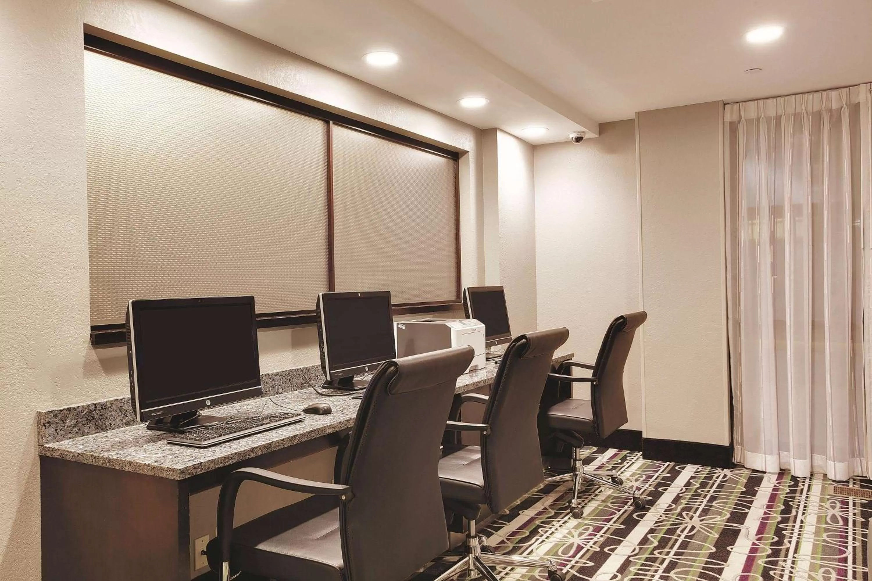 Business facilities in La Quinta Inn & Suites by Wyndham Detroit Metro Airport