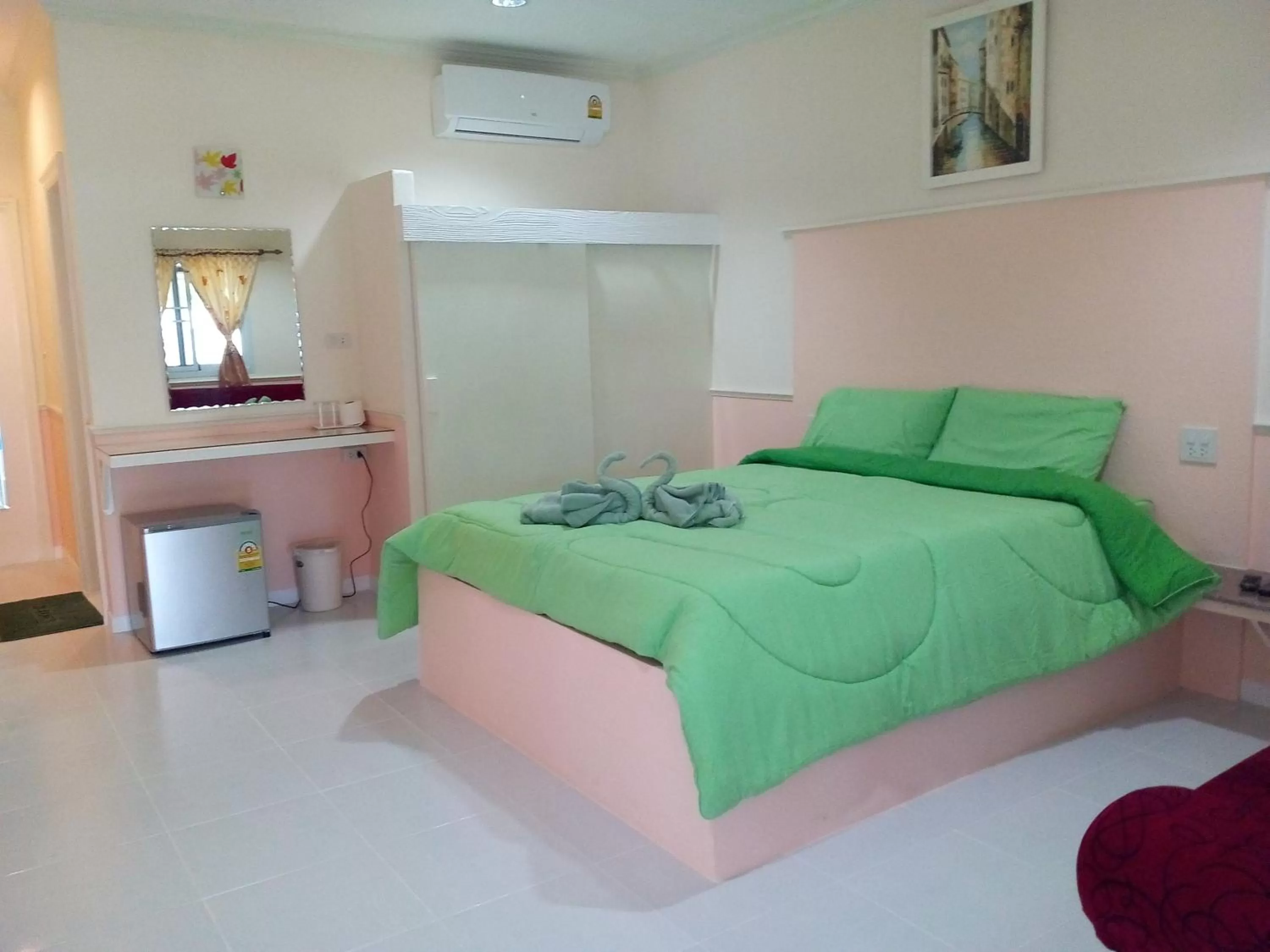 Shower, Bed in Fancy Carp Resort