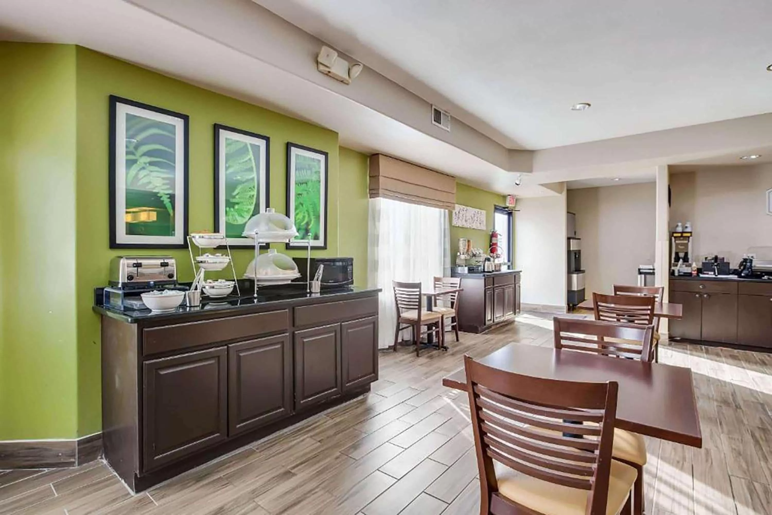 Restaurant/places to eat in Baymont by Wyndham Milan