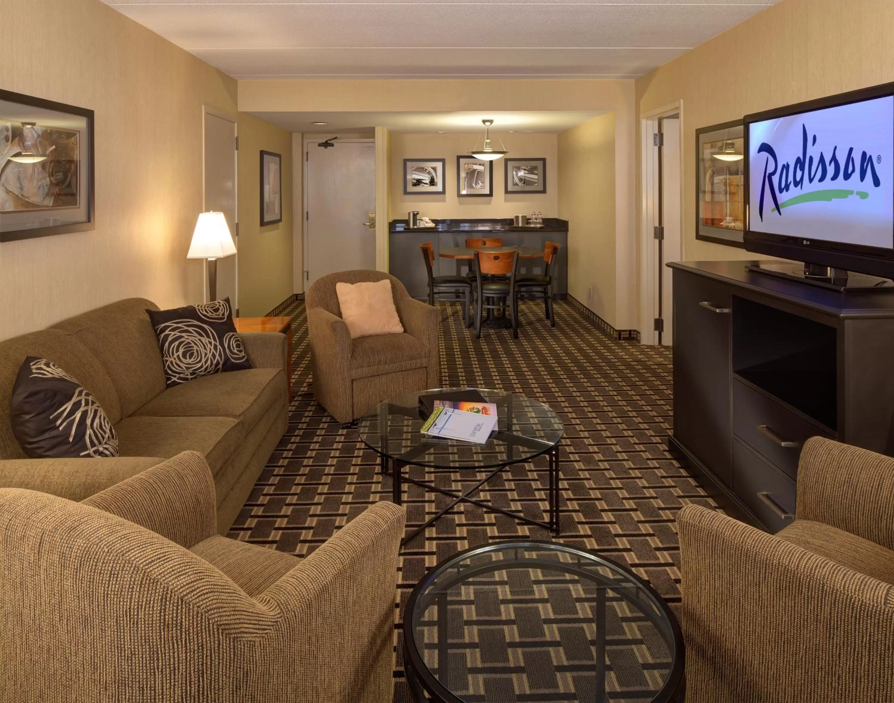 Living room, Seating Area in Radisson Hotel Milwaukee West