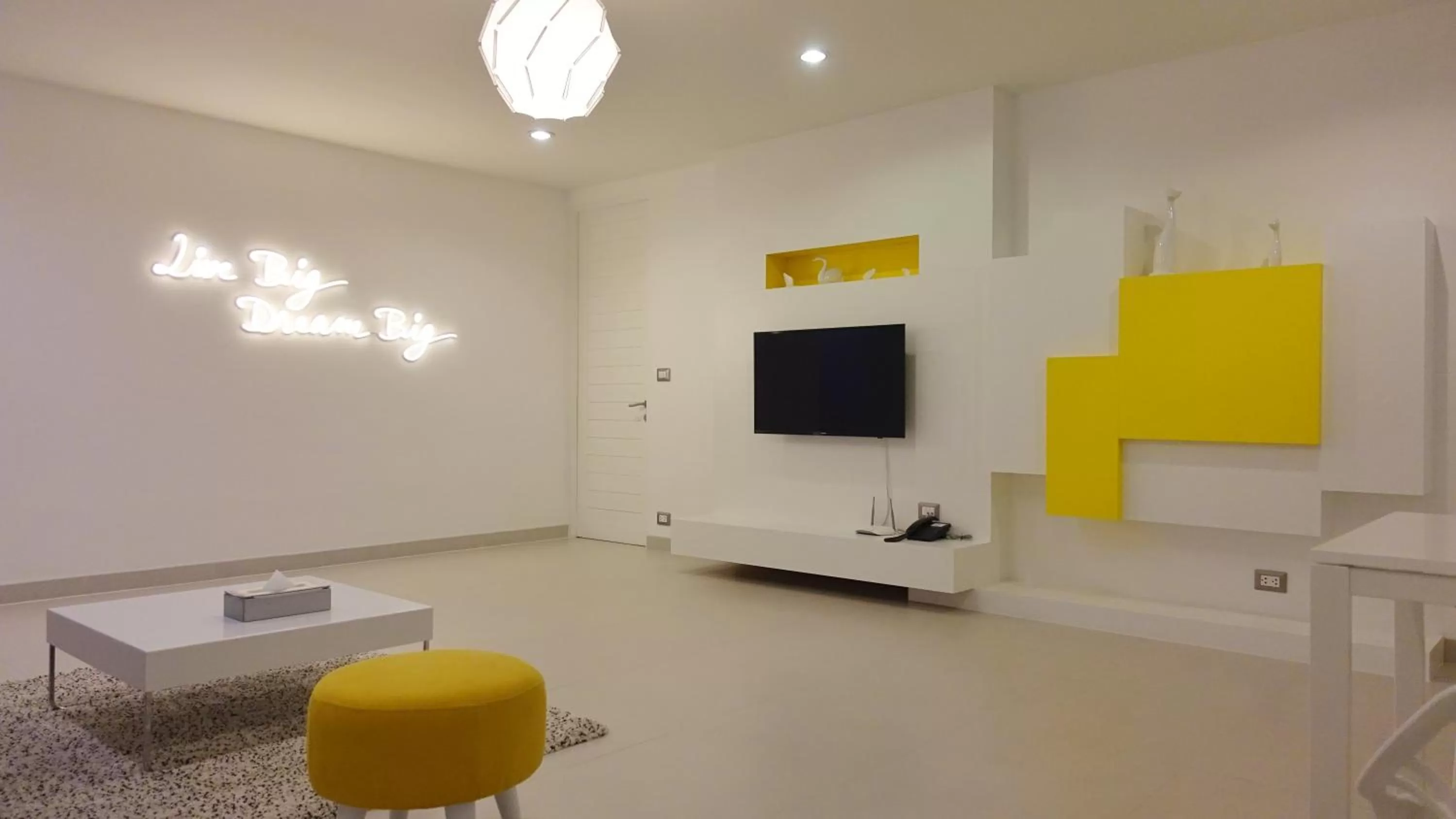 TV and multimedia in Benviar Tonson Residence