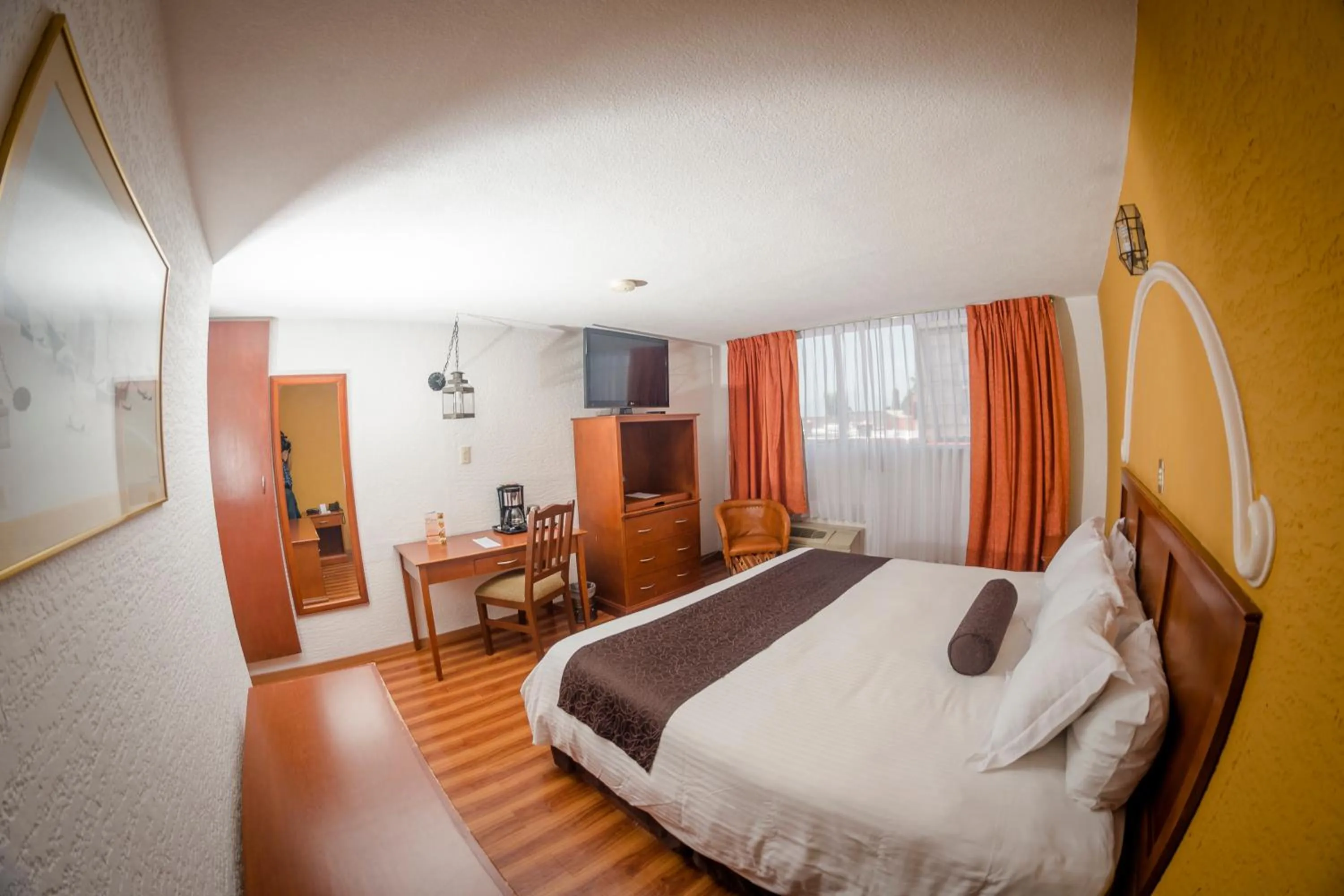 Photo of the whole room, Bed in Howard Johnson by Wyndham Morelia Calle Real