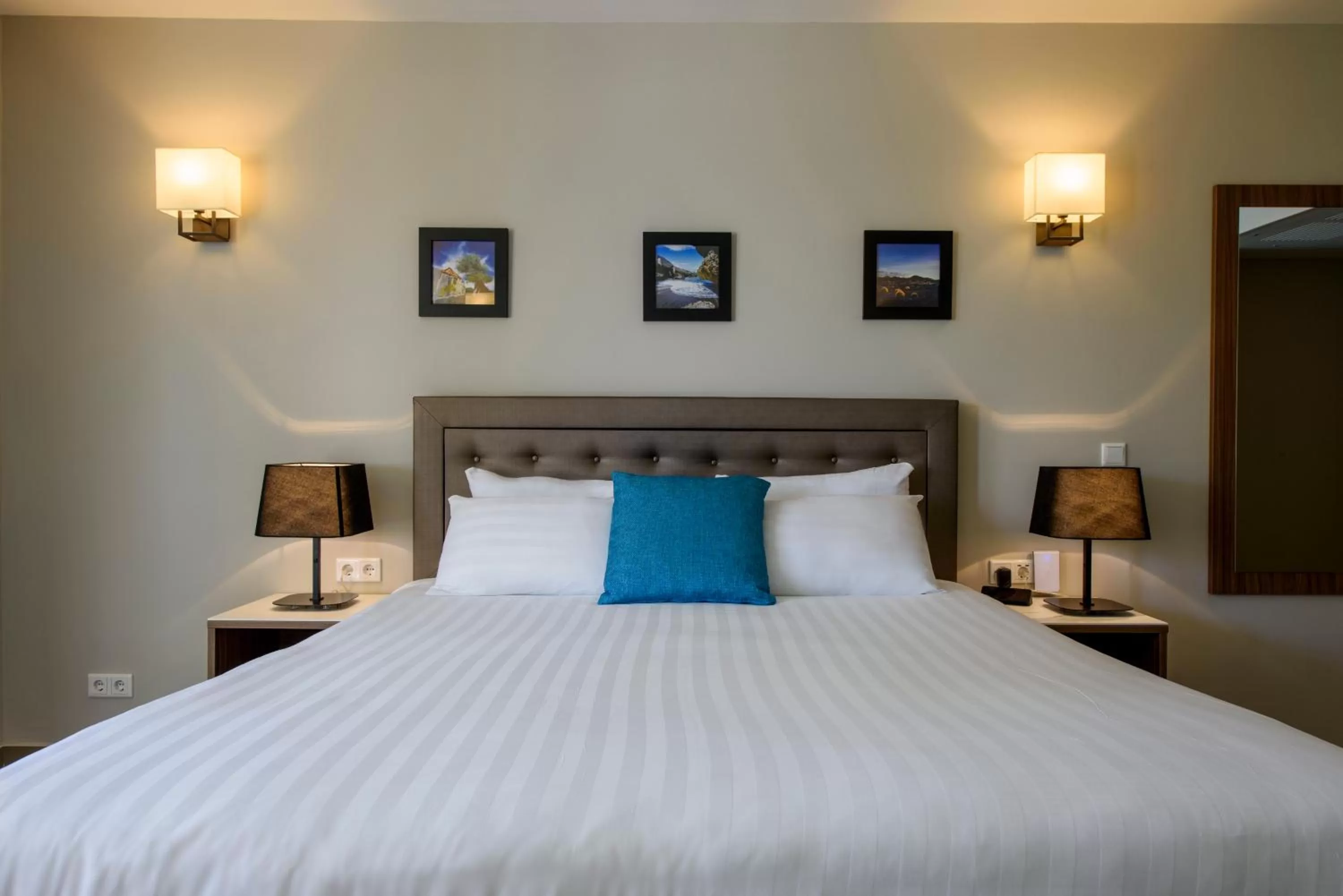 Photo of the whole room, Bed in Curacao Avila Beach Hotel