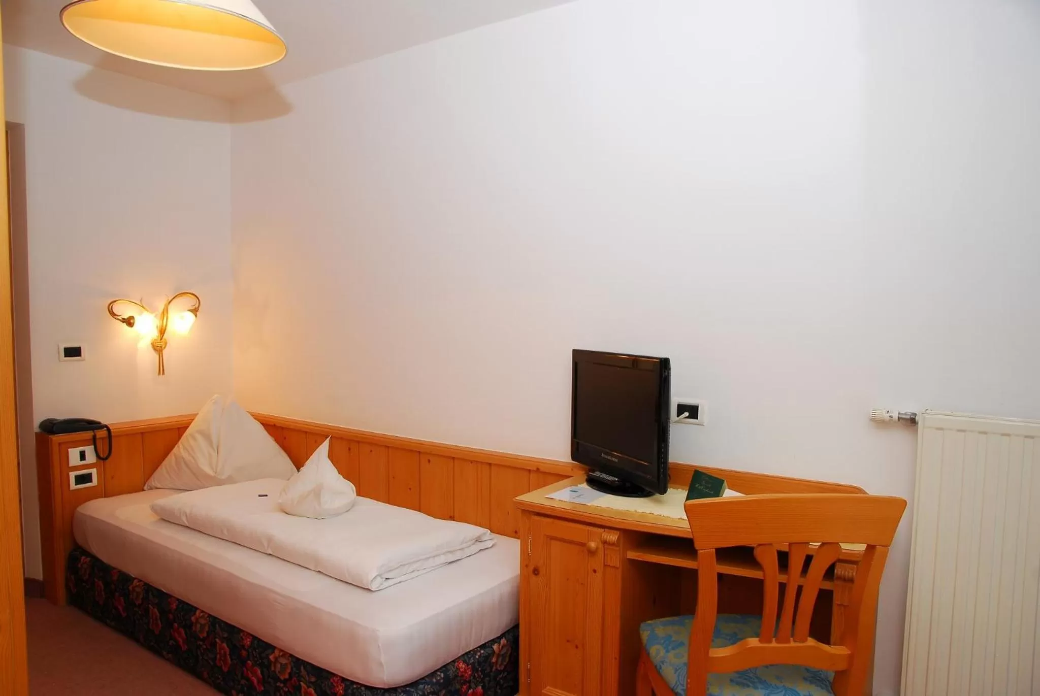 Photo of the whole room, Bed in Santeshotel