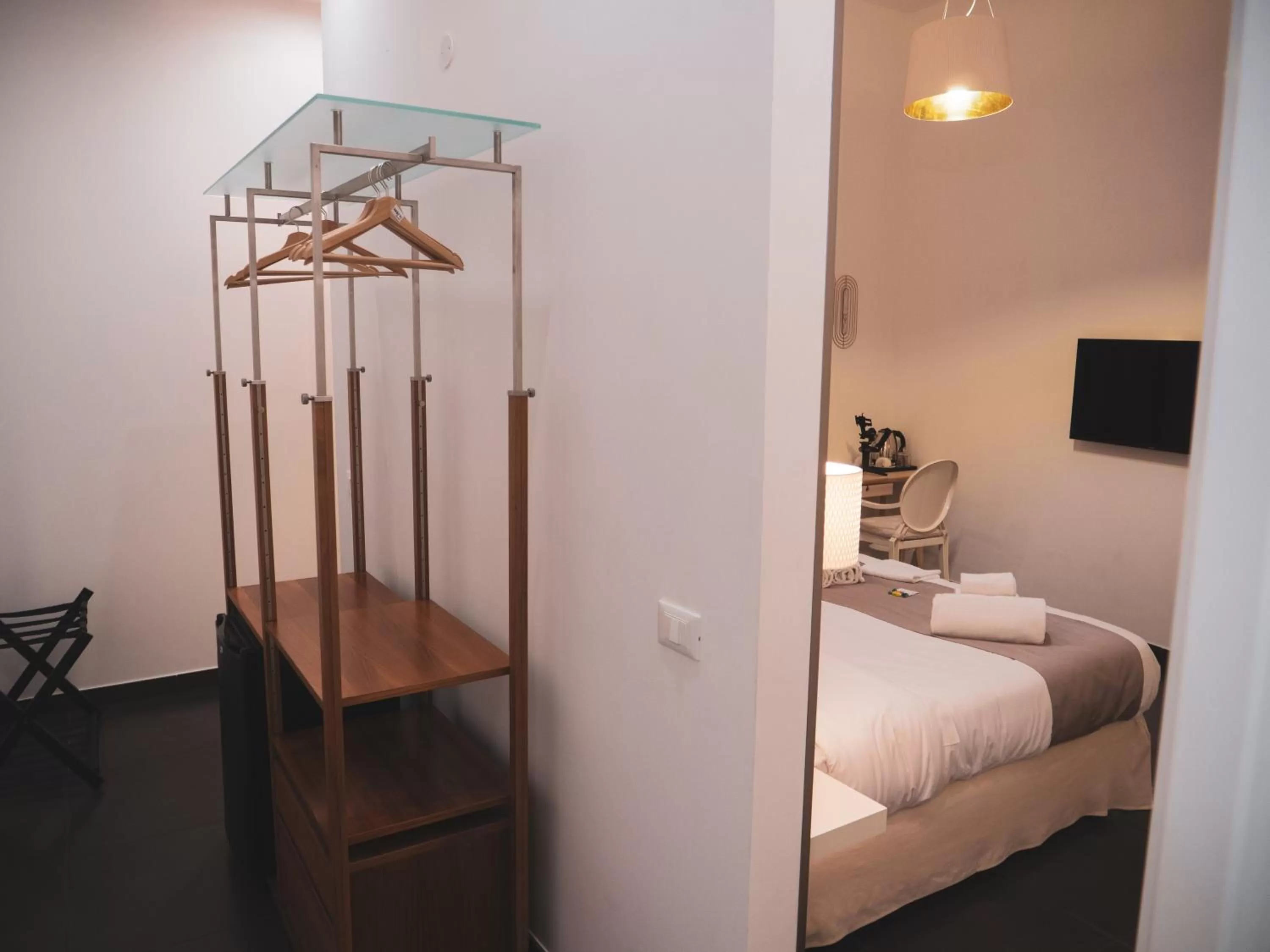 wardrobe, Bed in DhOME B&B