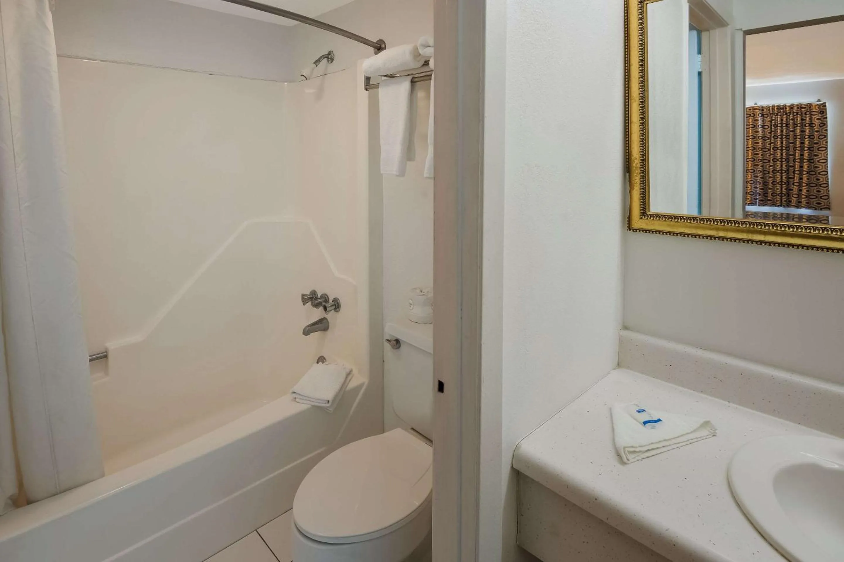 Bedroom, Bathroom in Rodeway Inn