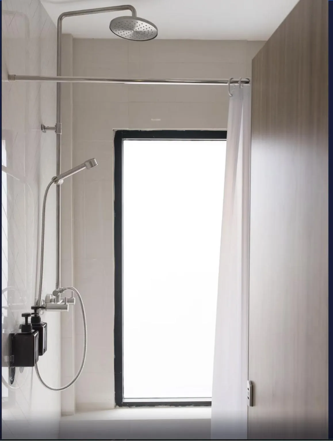 Shower in Prince Theatre Heritage Stay Hostel - Silom