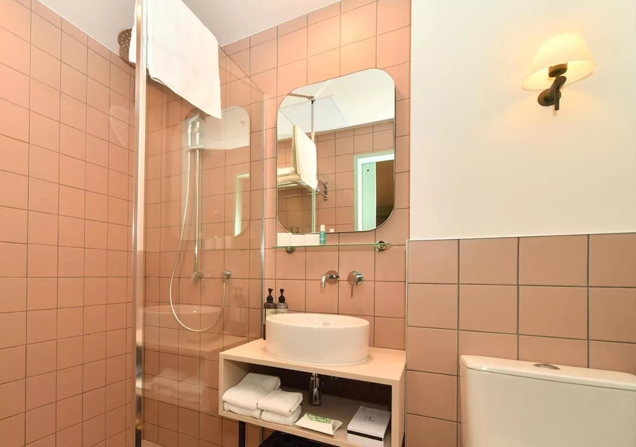 Bed in Sudima Auckland City