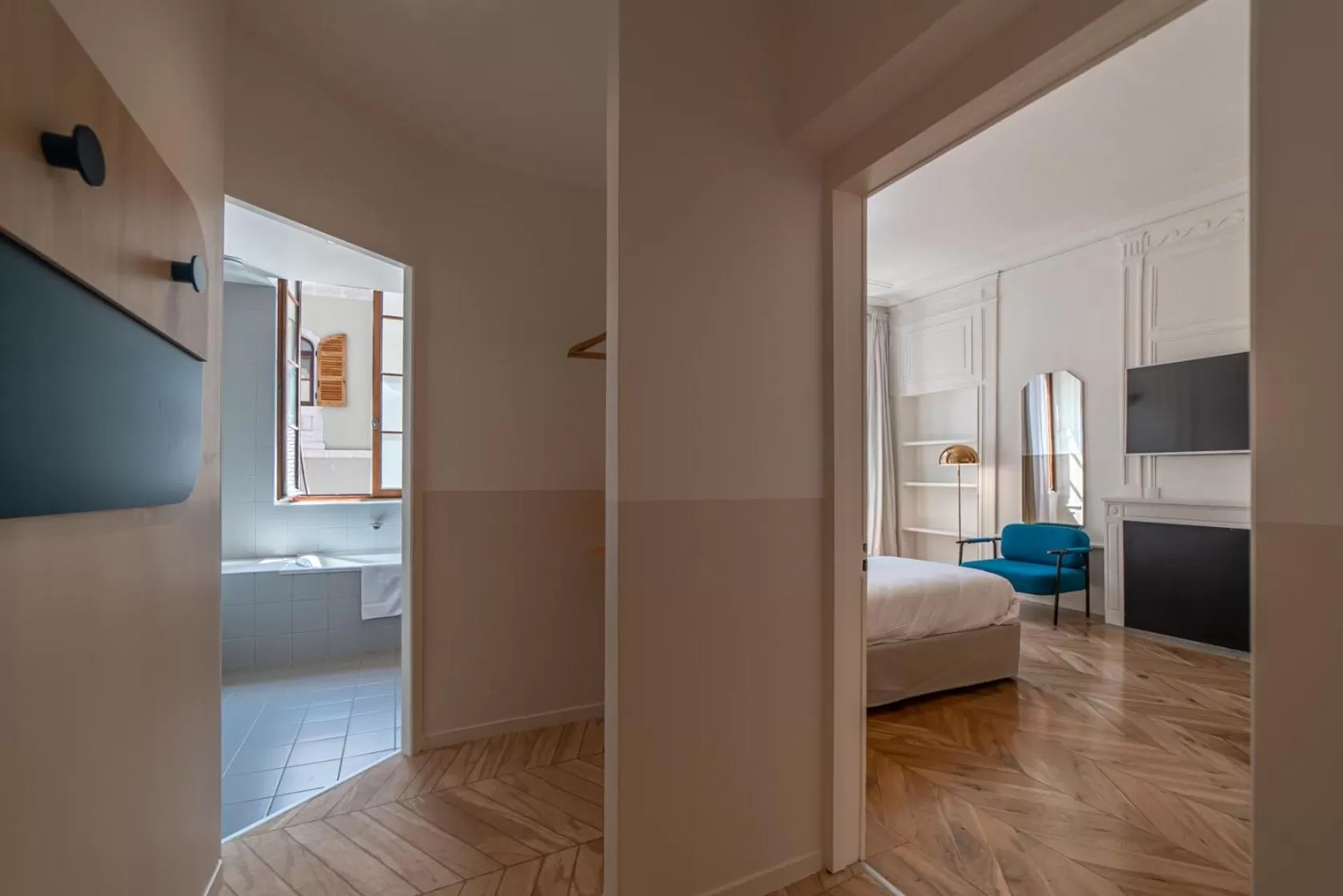 Bathroom, Bed in Hôtel du Palais de l'Isle