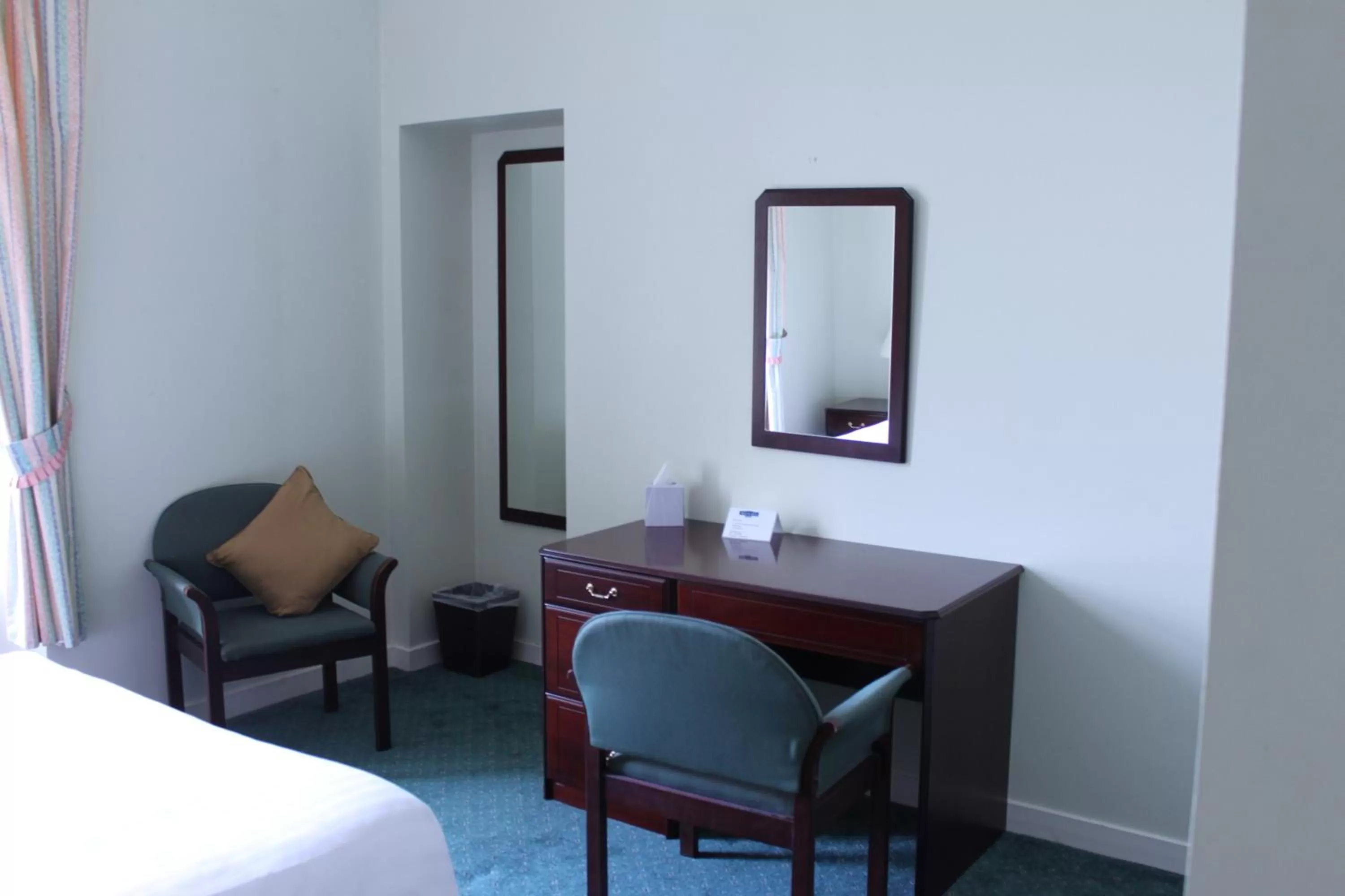 Photo of the whole room, Bed in Mackays Hotel