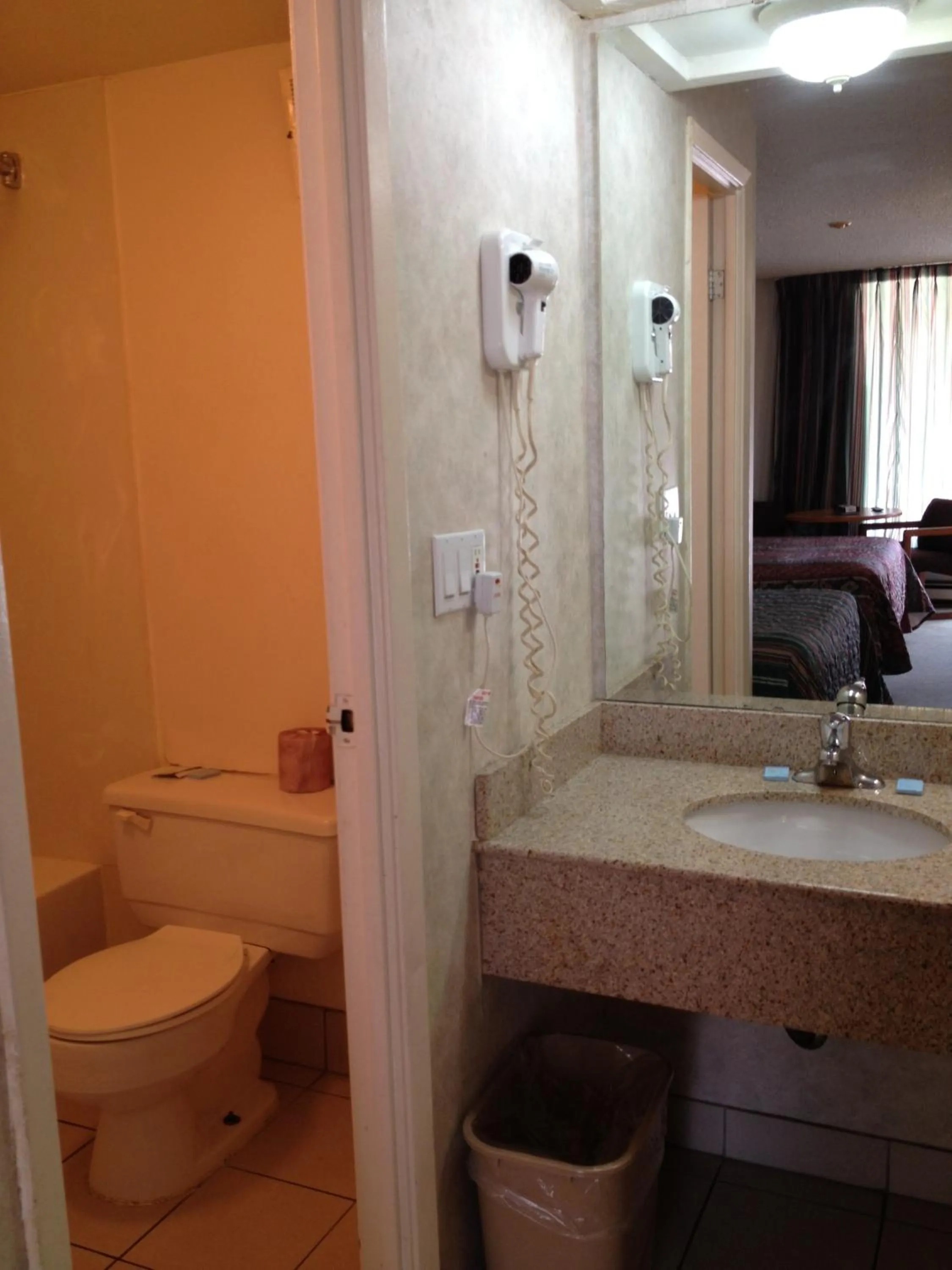 Bathroom in Mississauga Gate Inn