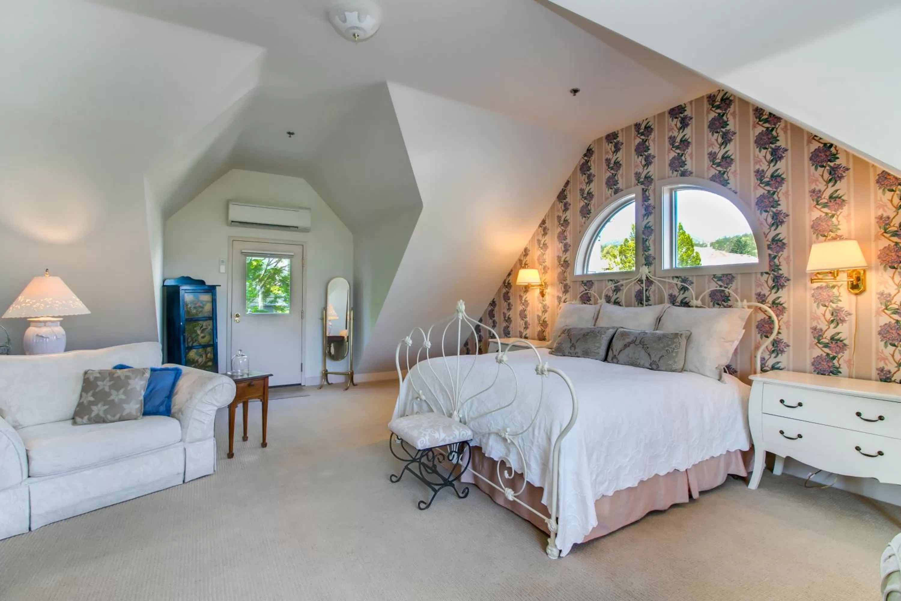 Bed in Winchester Inn