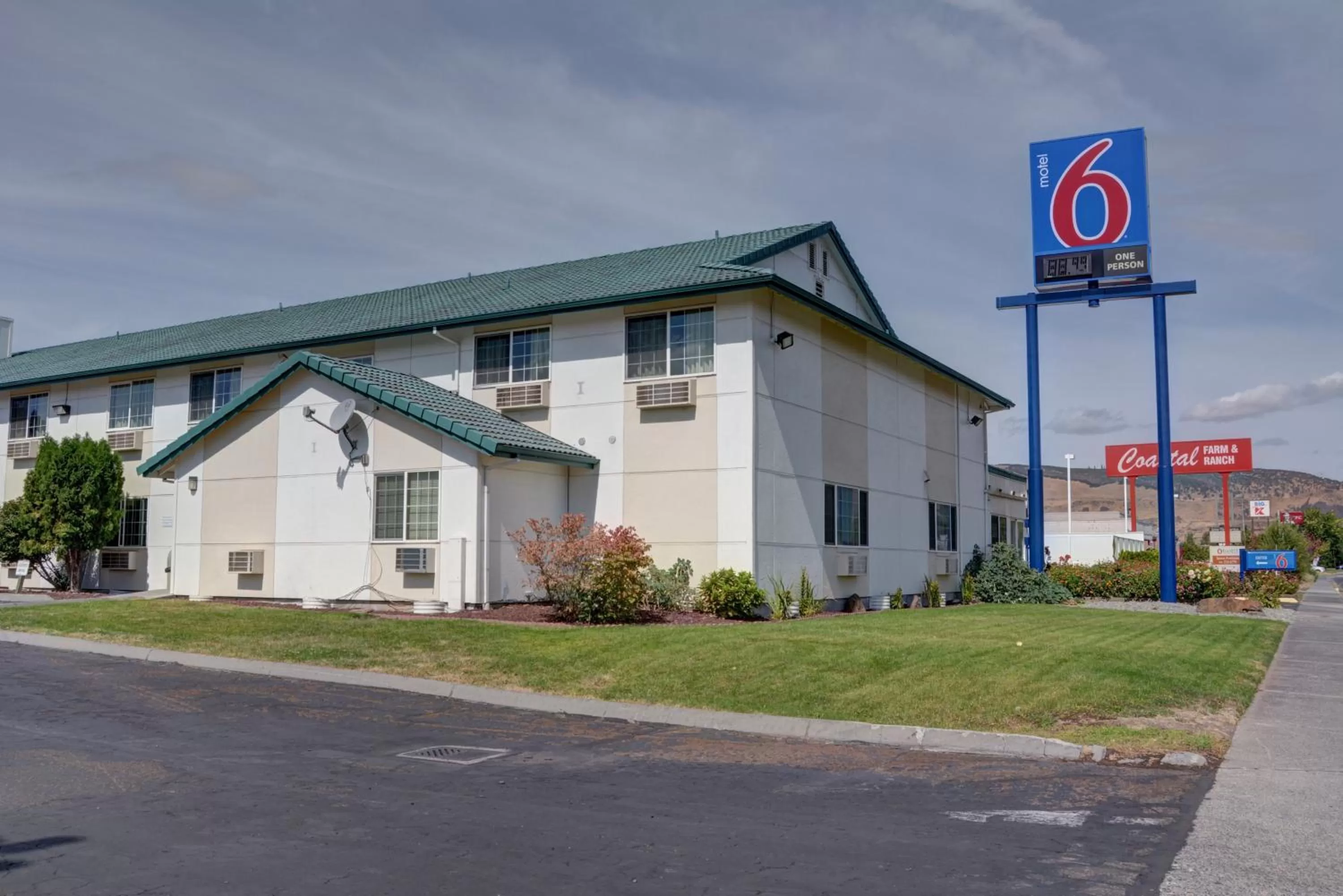 Facade/entrance in Motel 6-The Dalles, OR