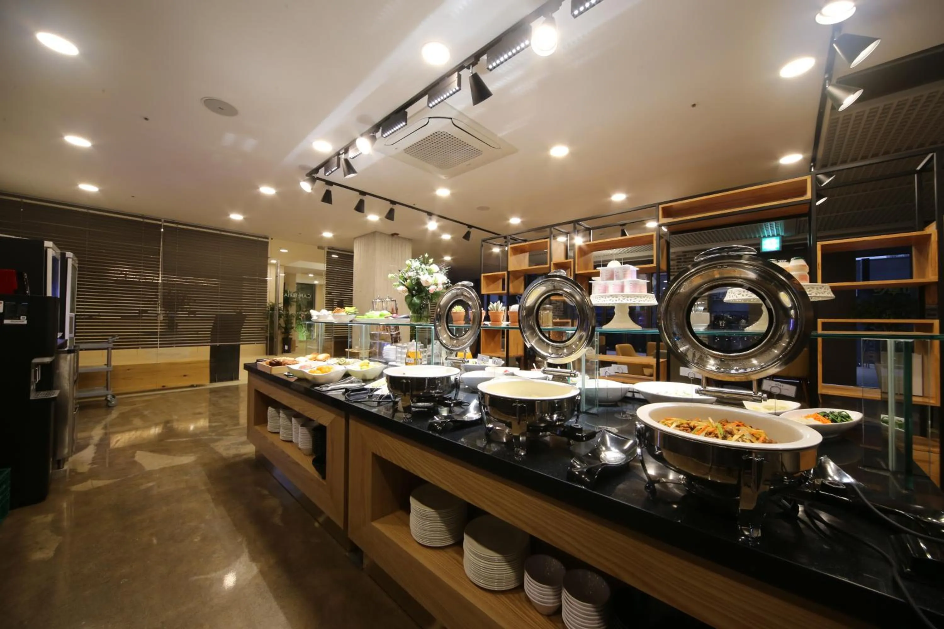 Restaurant/places to eat in Hotel Noblestay