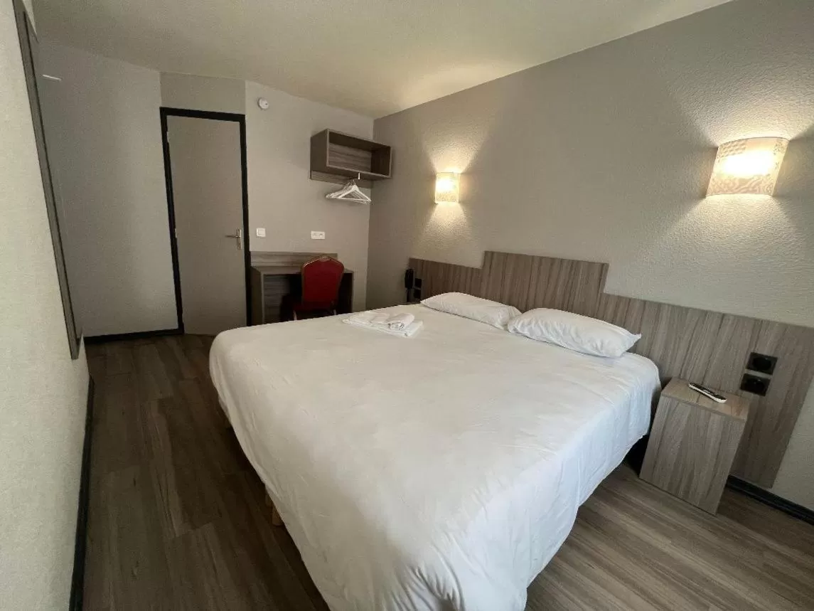 Bed in HOTEL LE FOIRAIL