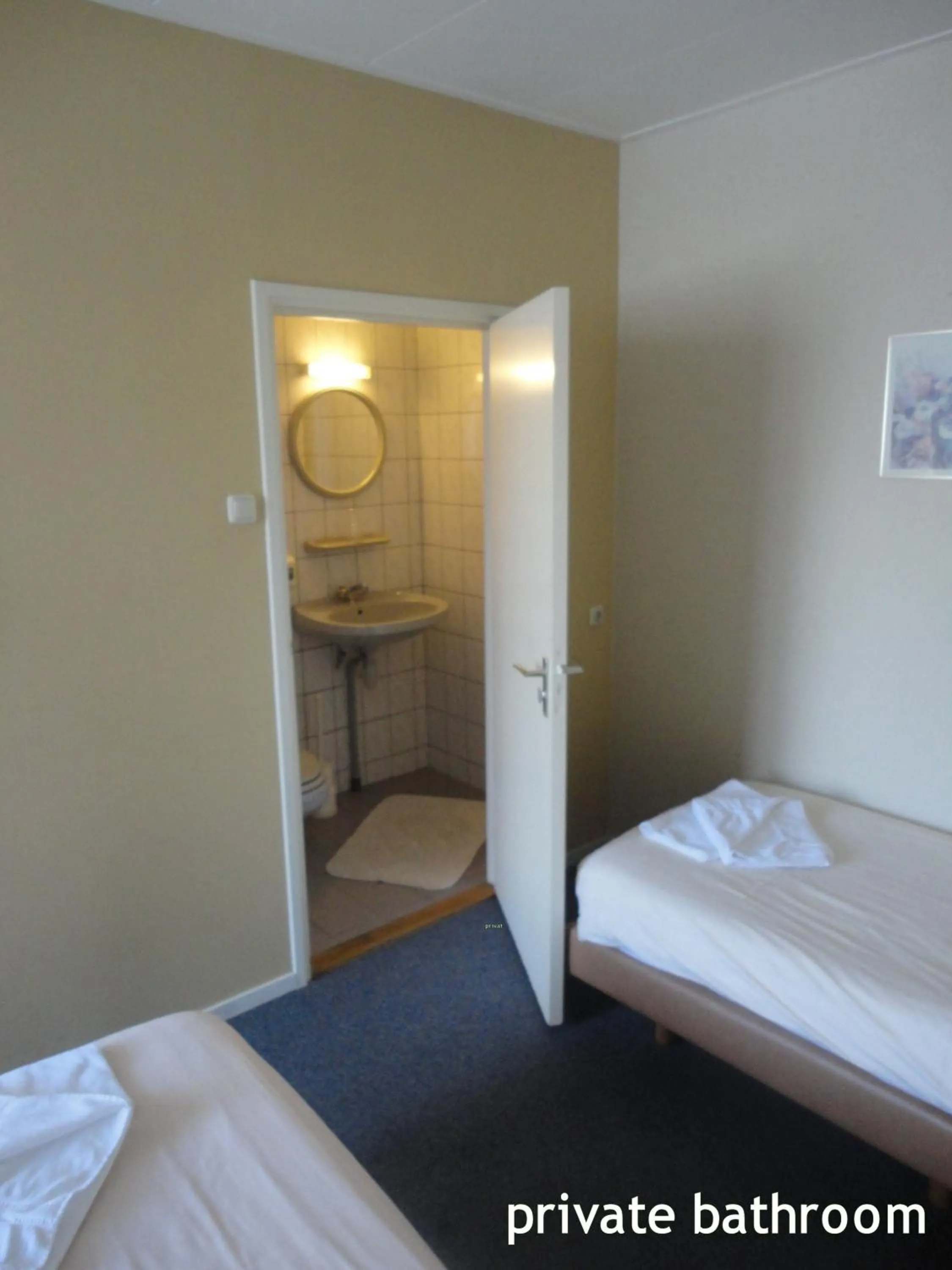Bathroom, Bed in Hotel 't Anker