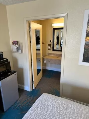 Bathroom, Bed in Days Inn by Wyndham Asheville West