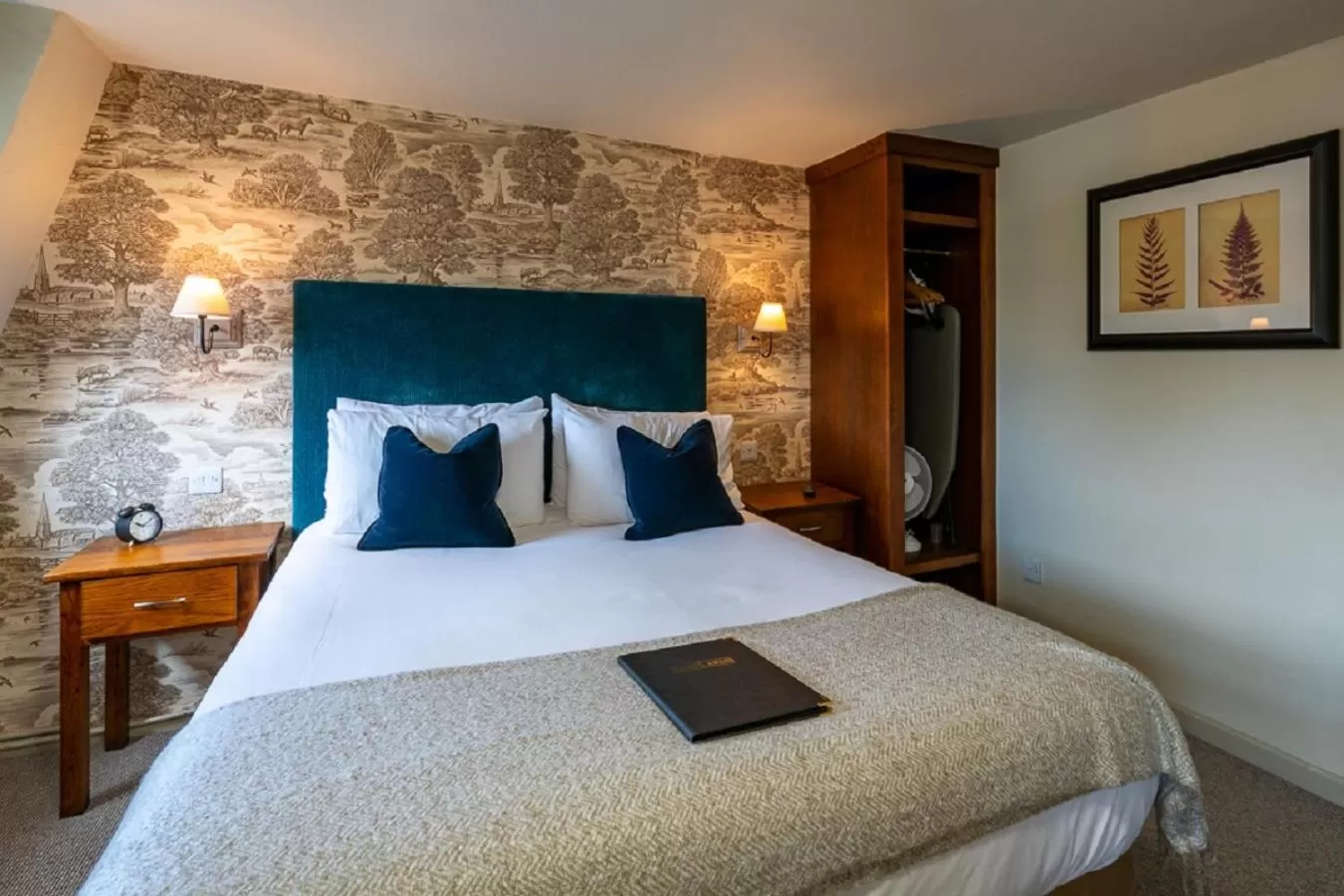 Bedroom, Bed in The Kings Arms Hotel