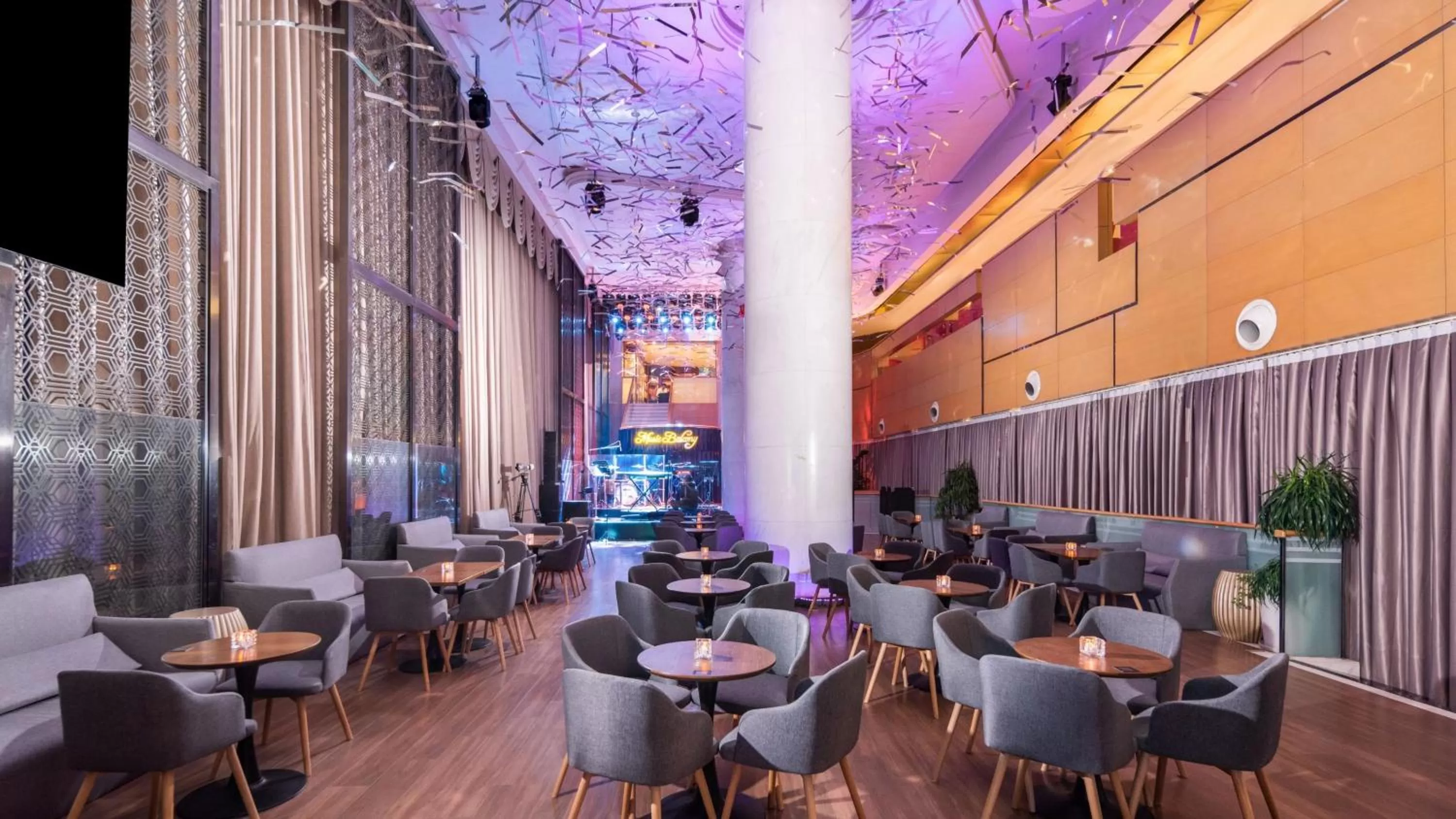 Lounge or bar in Holiday Inn Shijiazhuang Central by IHG