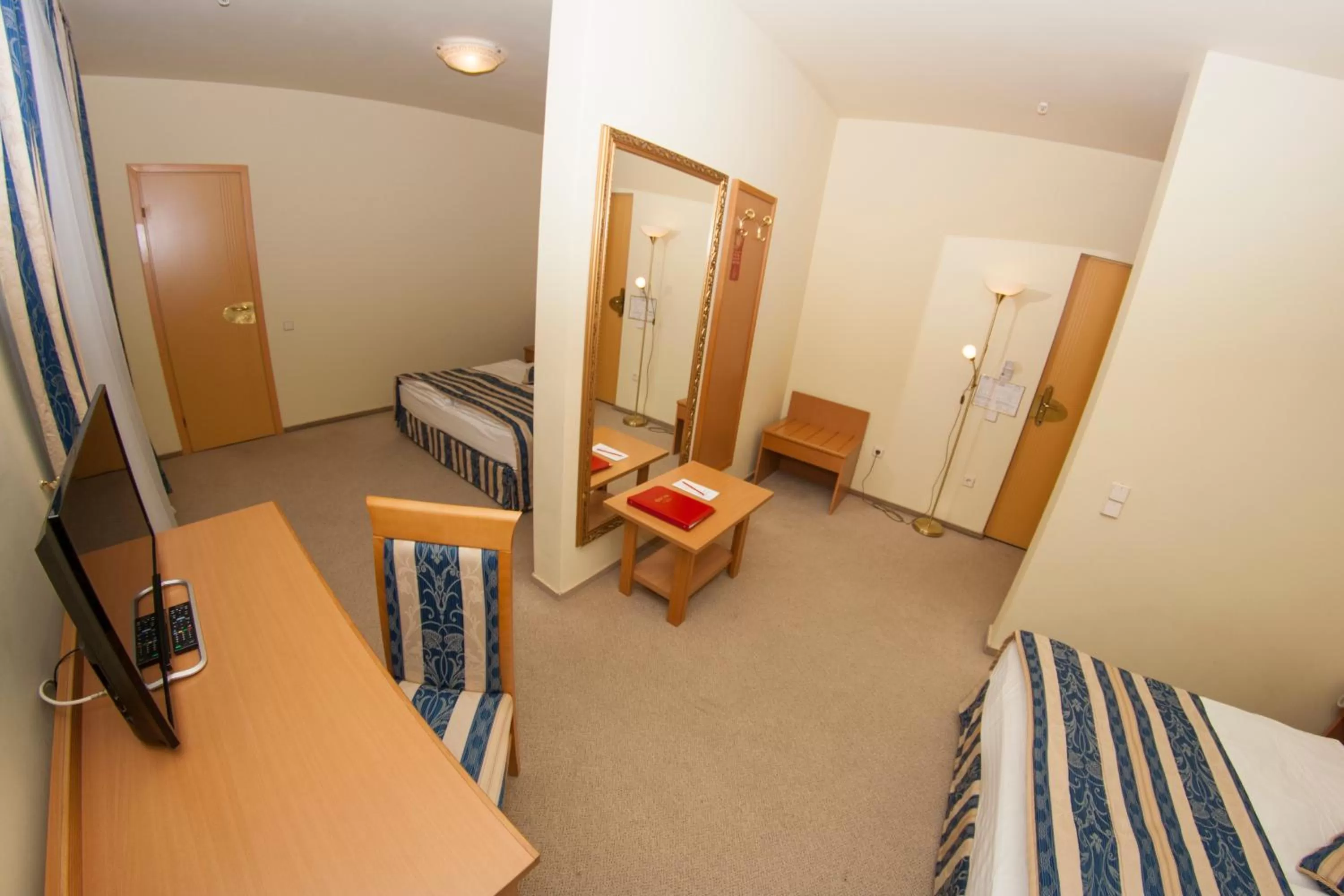 Photo of the whole room, Bed in Oscar