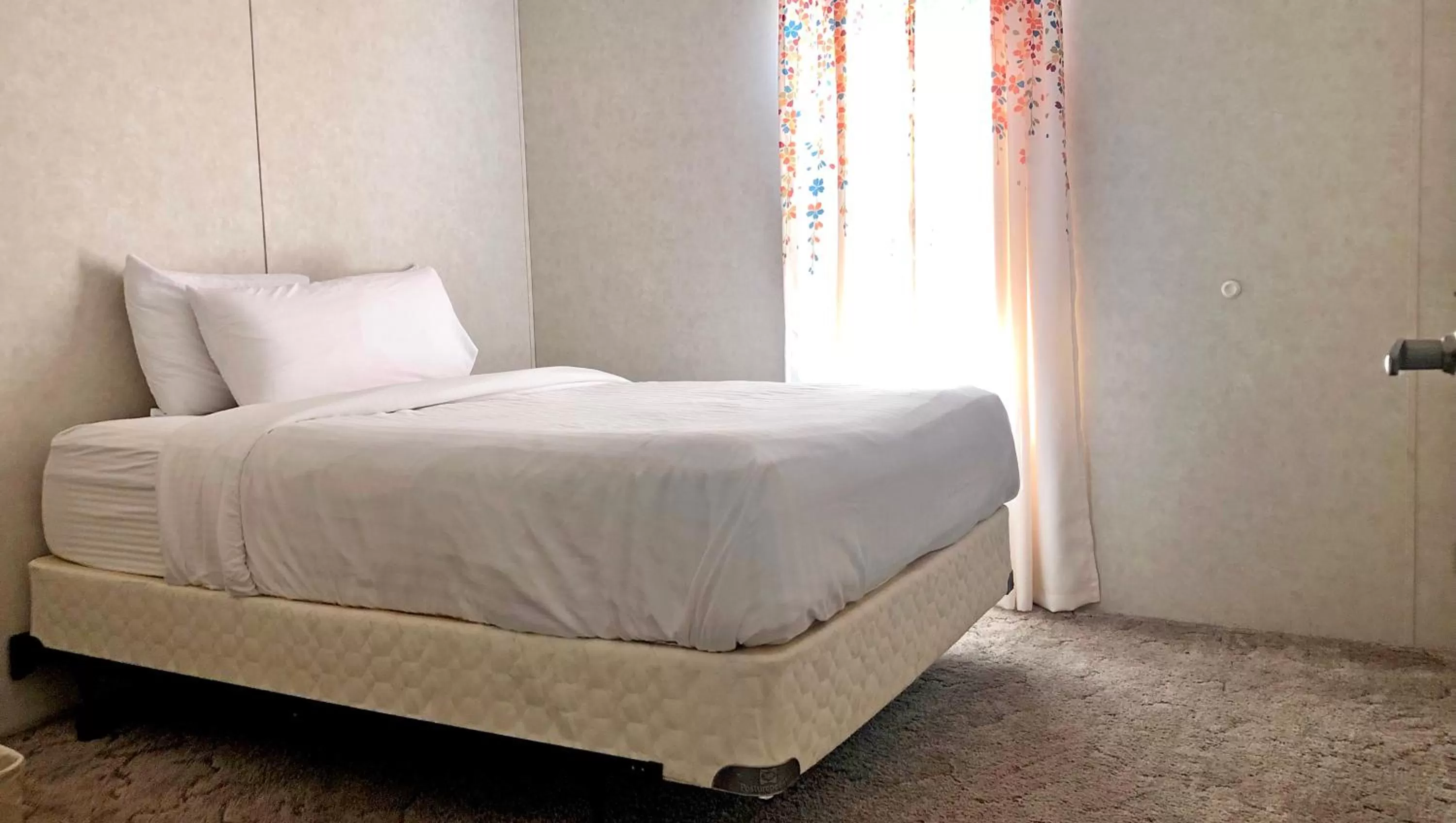 Photo of the whole room, Bed in Ticaboo Lodge