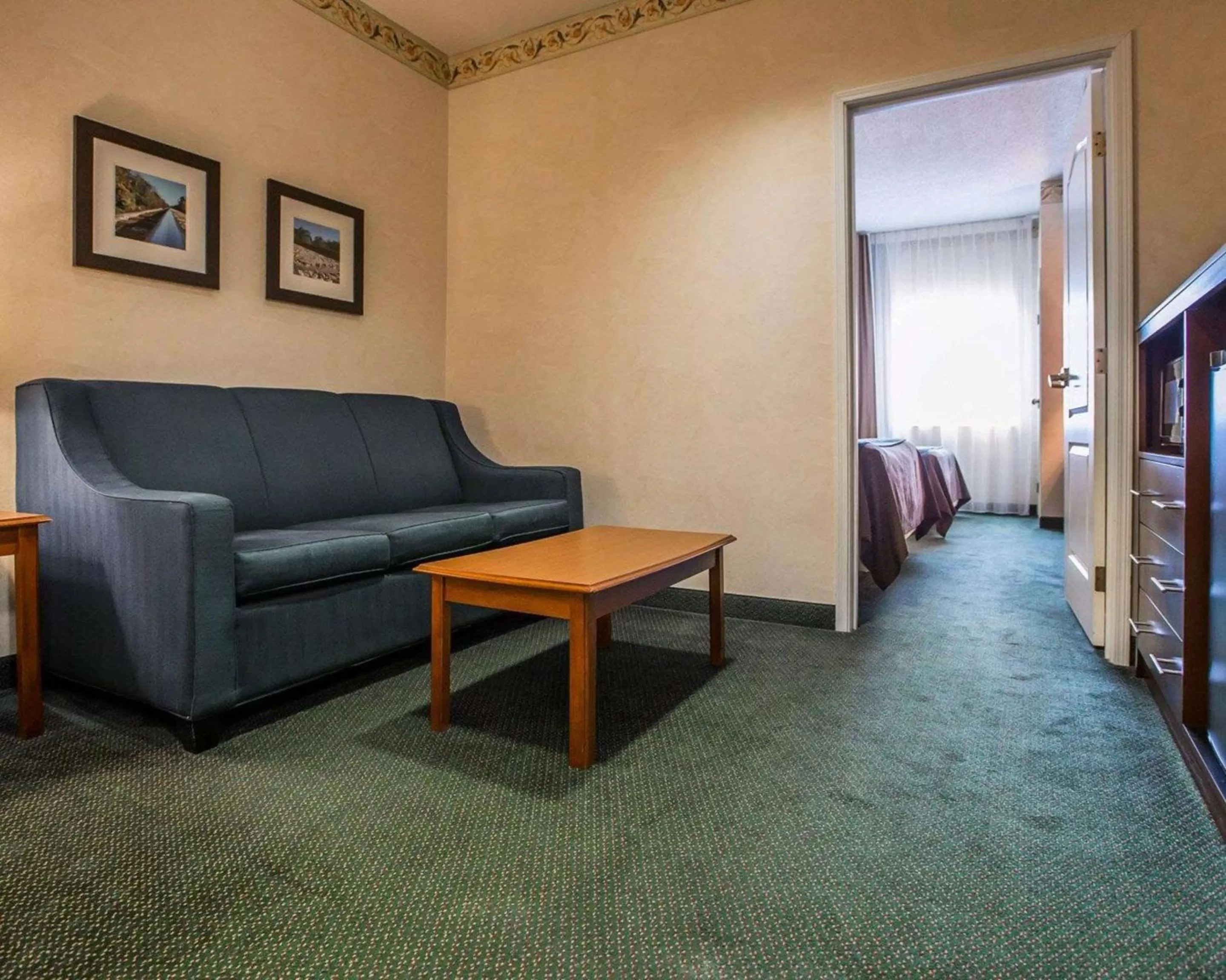 Photo of the whole room, Bed in Quality Inn & Suites Dixon near I-88