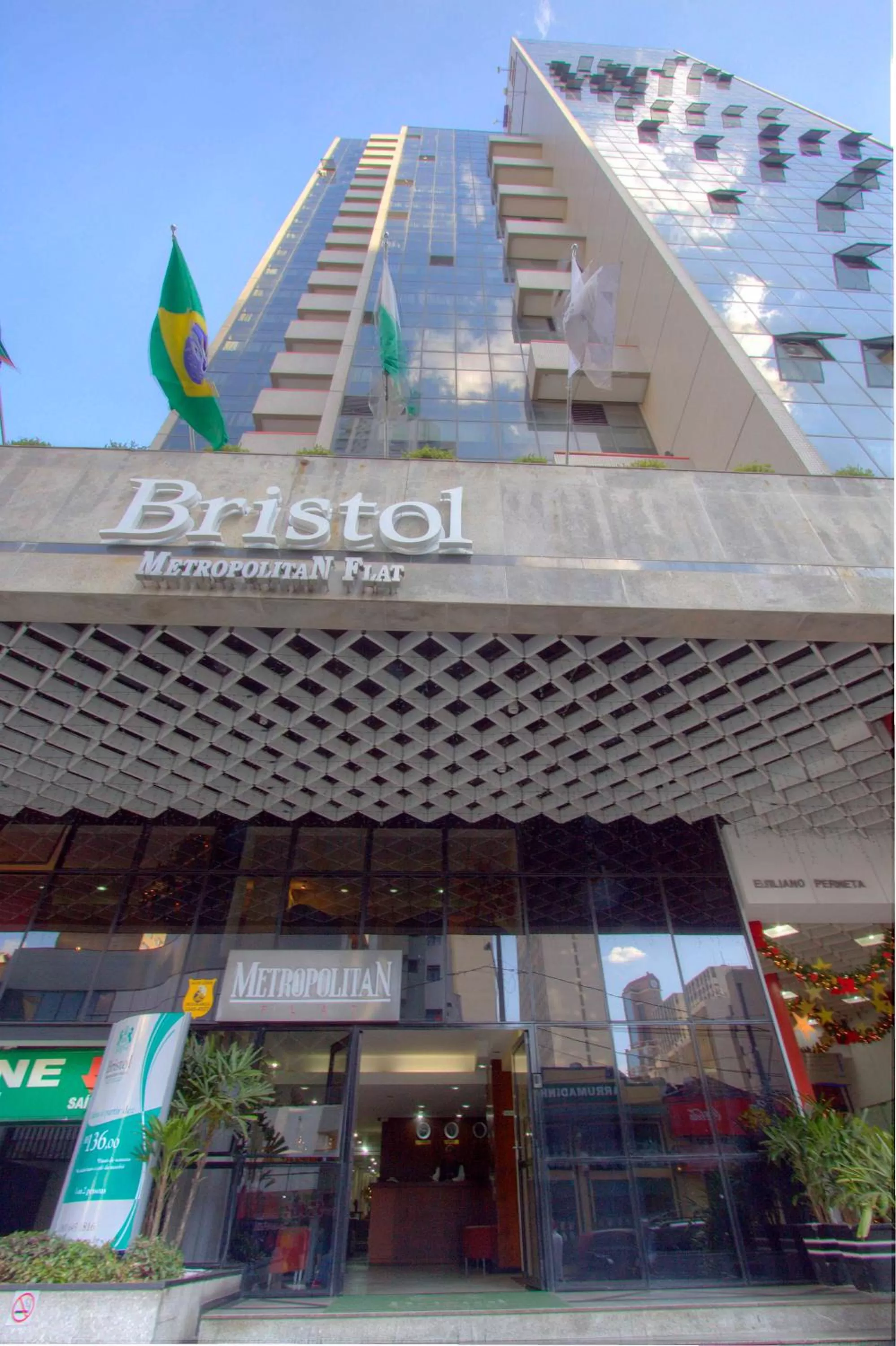Facade/entrance in Bristol Metropolitan Curitiba Centro