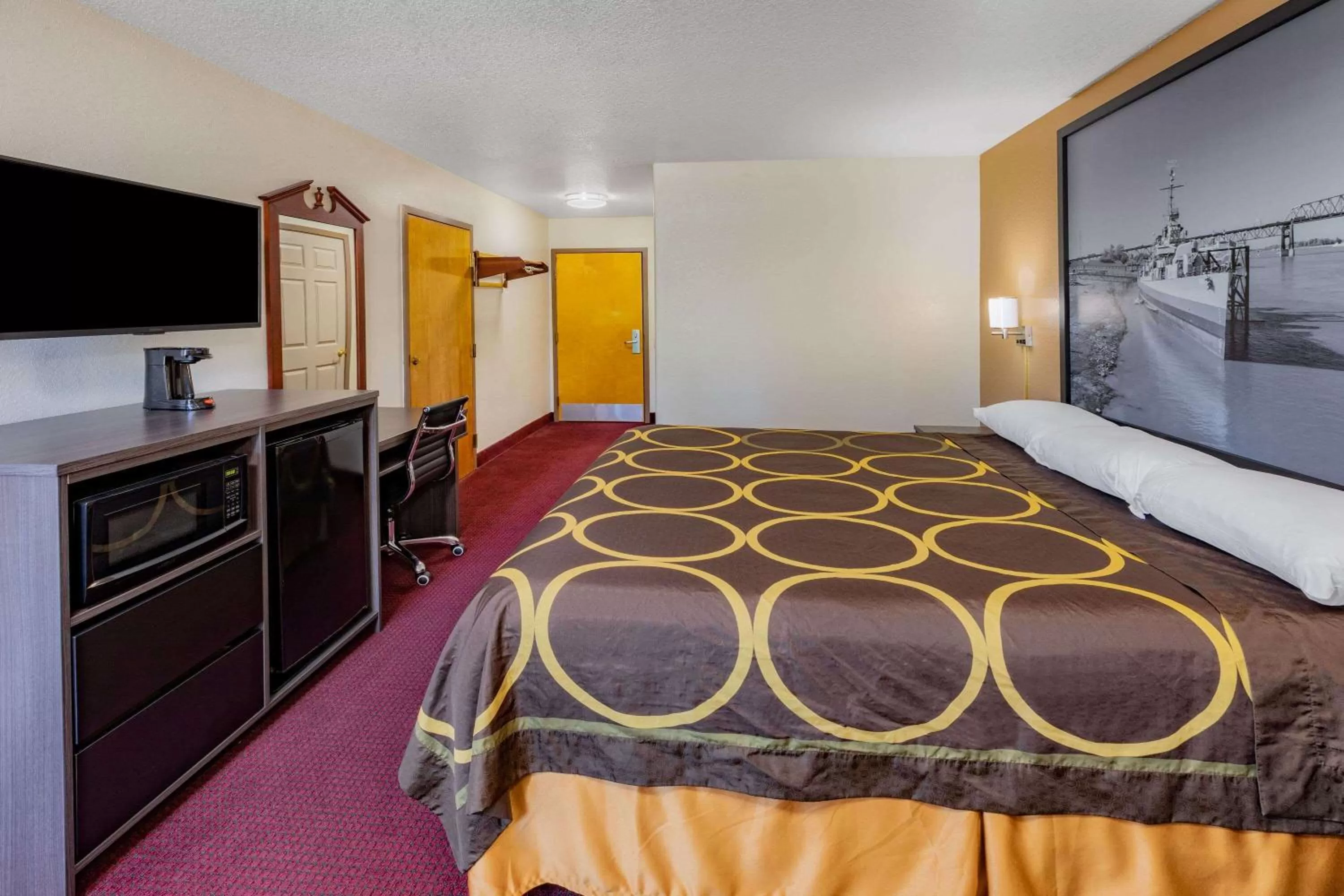 Photo of the whole room, Bed in Super 8 by Wyndham Kinder/Coushatta near Casino