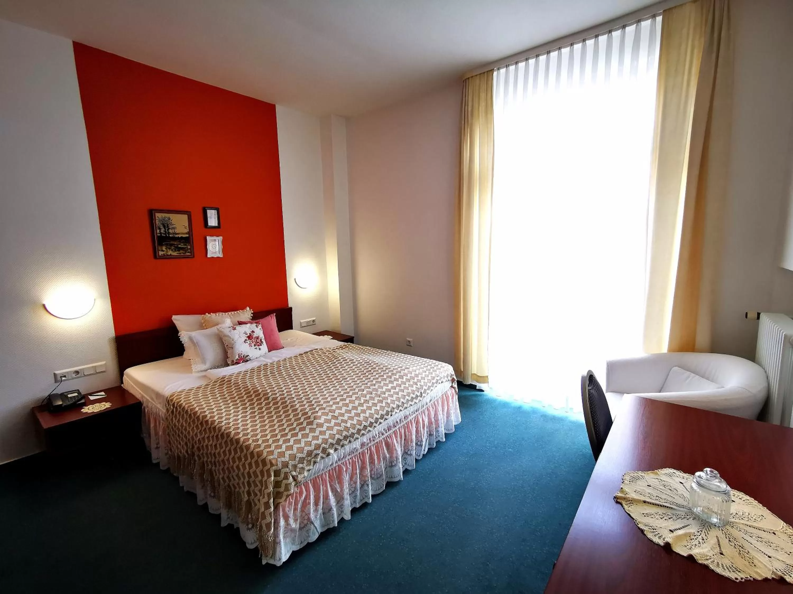 Bed in Tante ALMA's Mannheimer Hotel