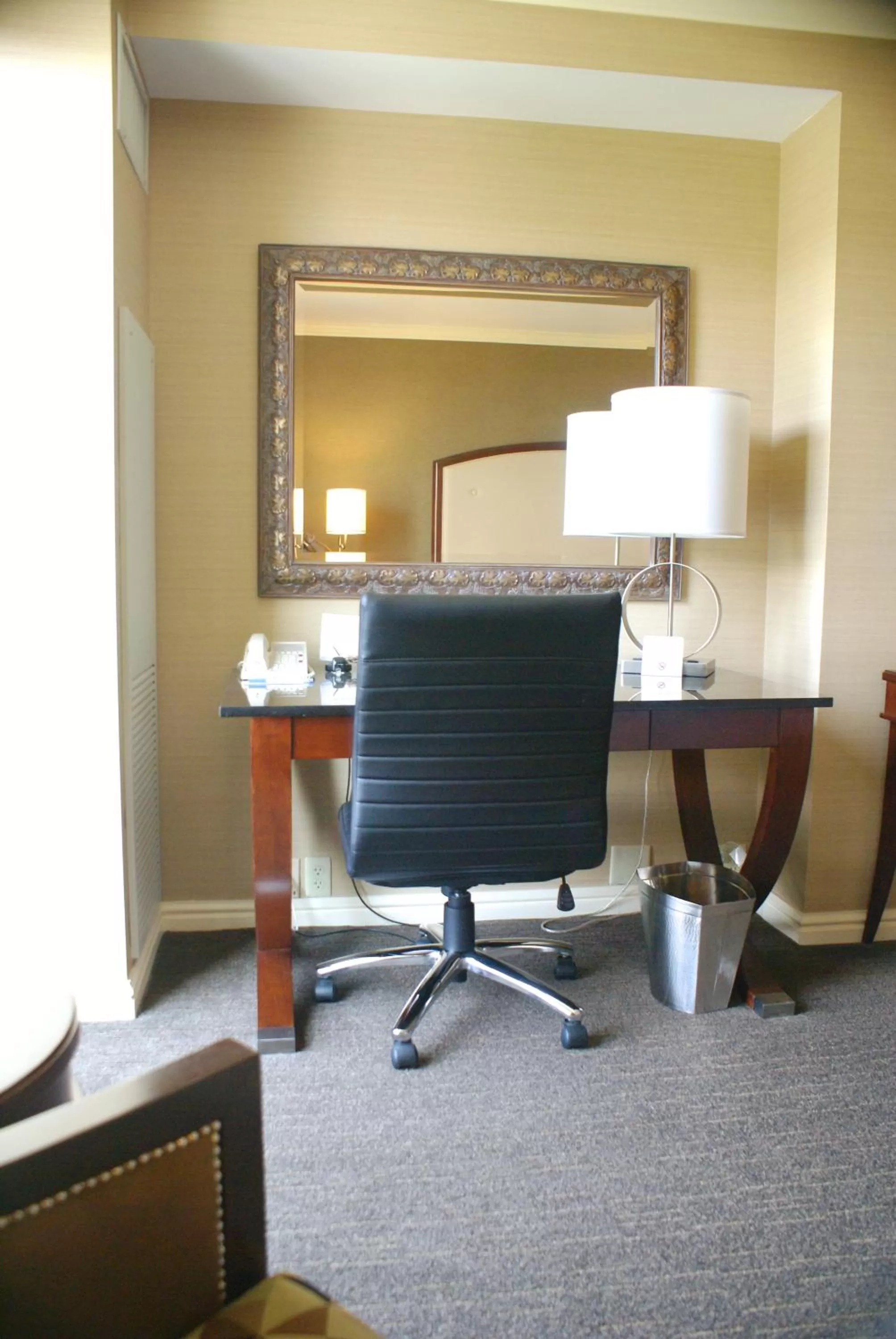 Seating area in Wyndham Grand Pittsburgh