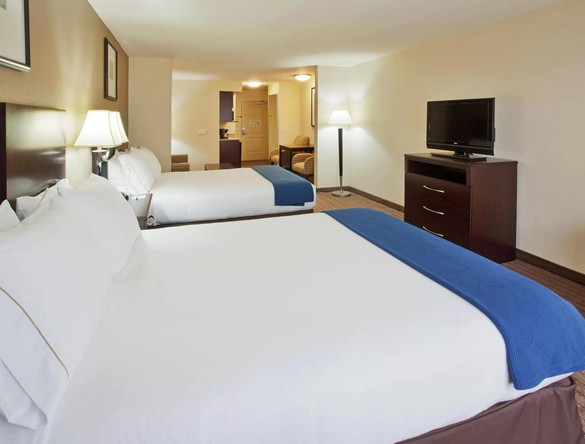 Photo of the whole room, Bed in Holiday Inn Express & Suites Merced - Yosemite Natl Pk Area by IHG