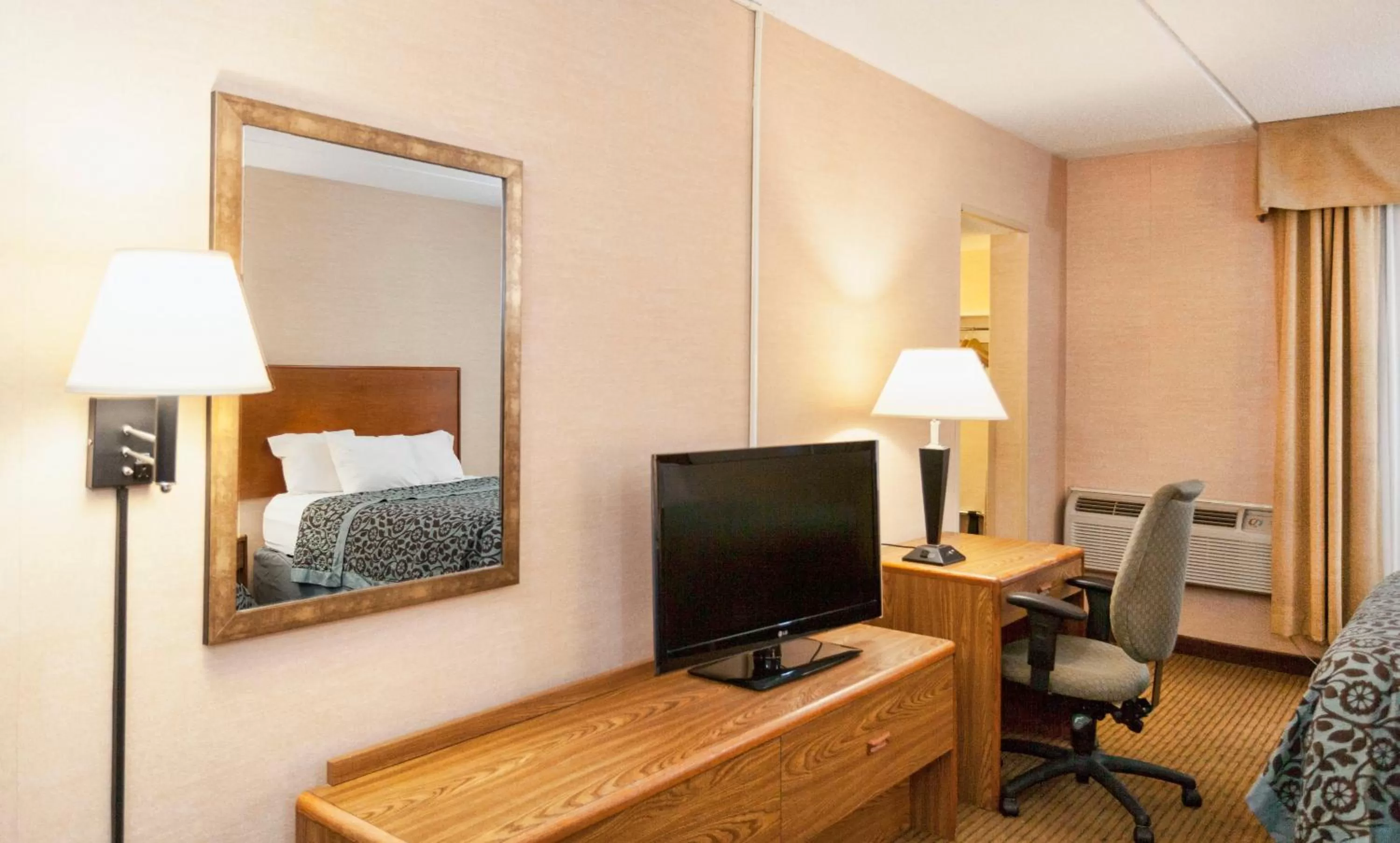 TV and multimedia, Bed in Days Inn by Wyndham Duluth Lakewalk
