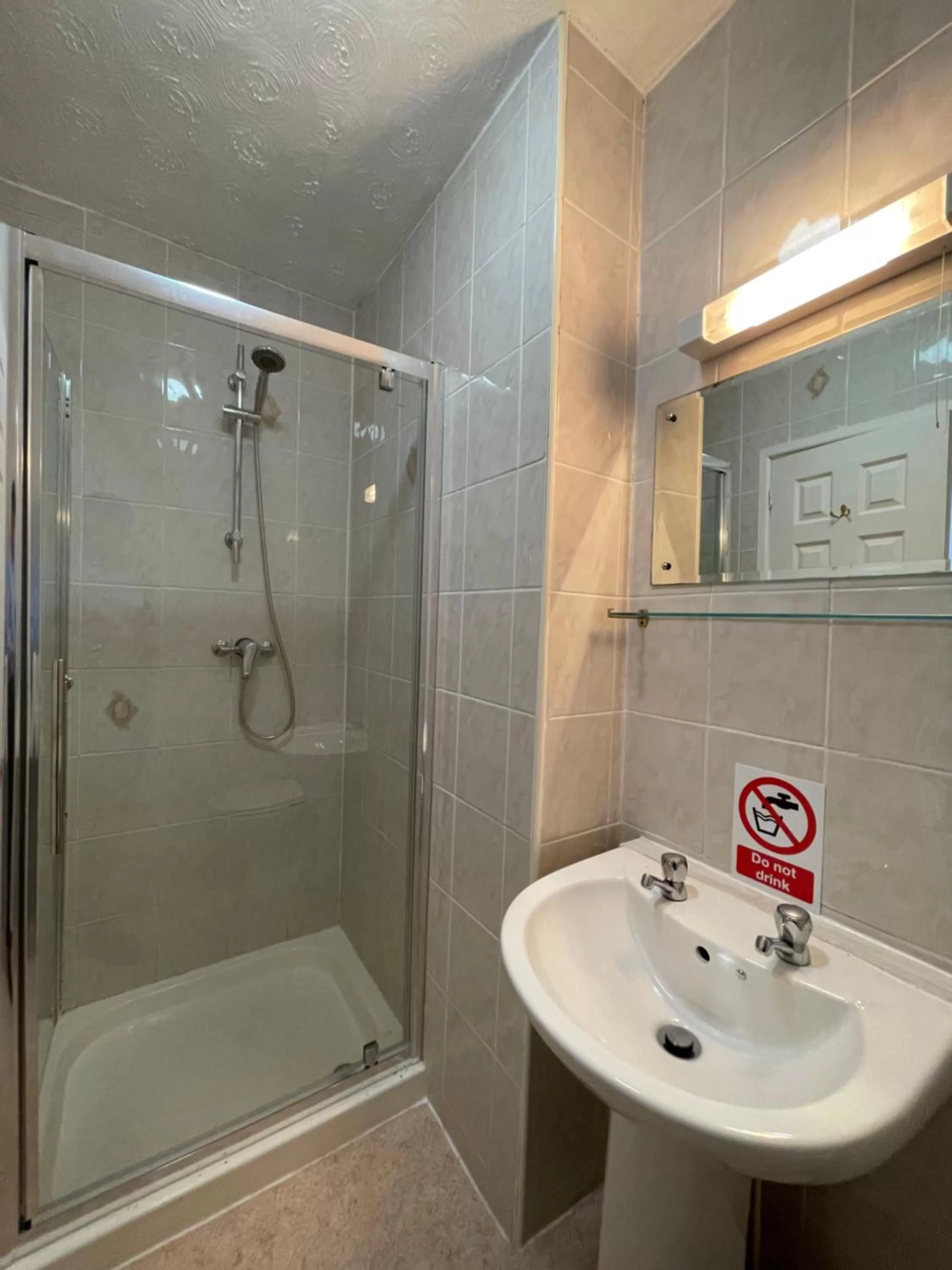 Shower, Bathroom in The Silver How