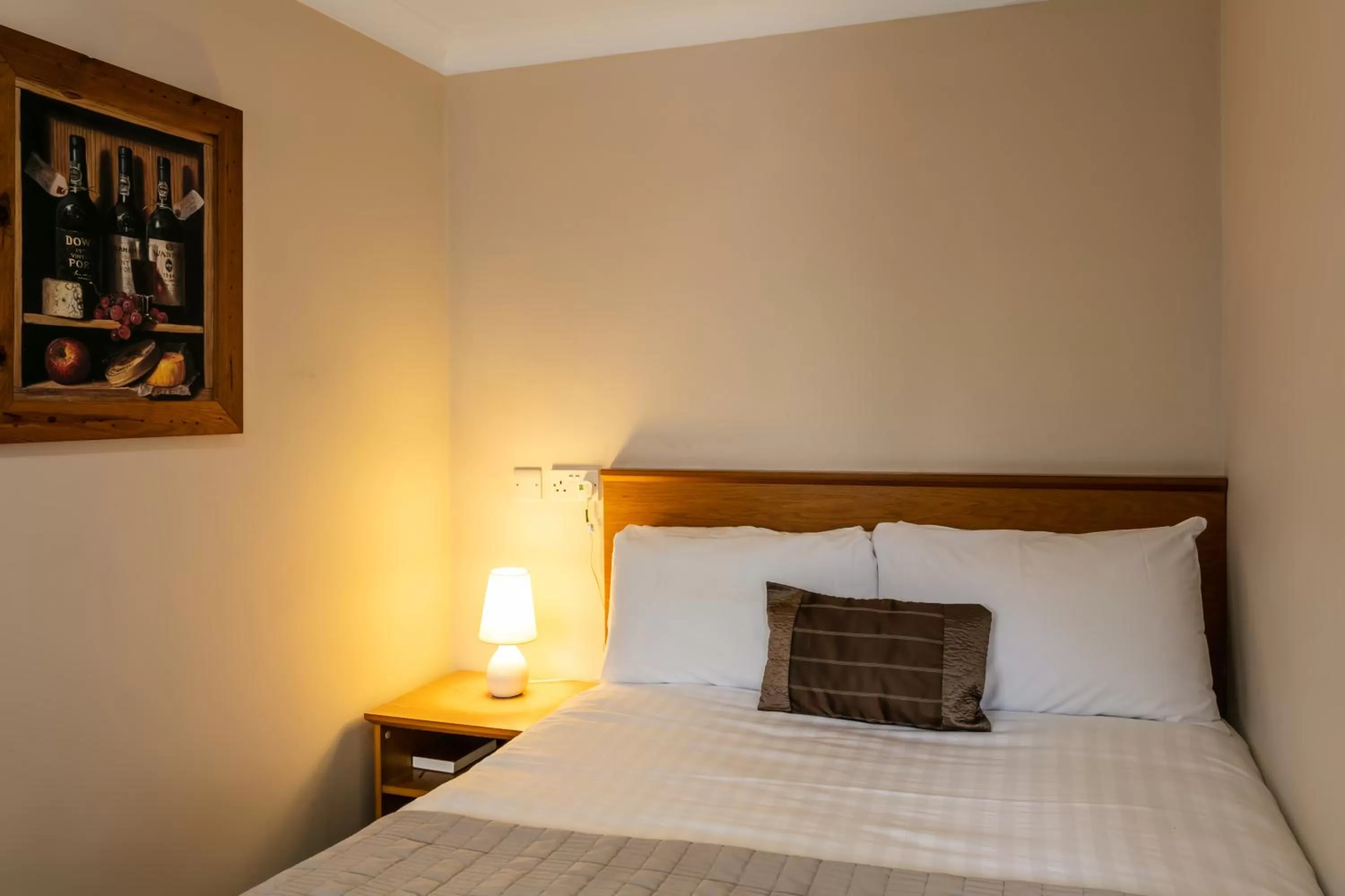 Bathroom, Bed in Roydon Marina Village Hotel