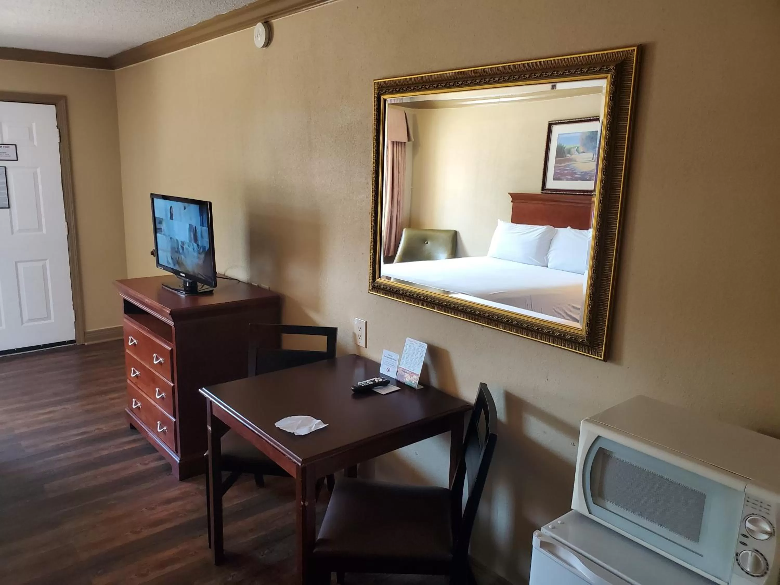 TV and multimedia, Bed in Colonial House Motel