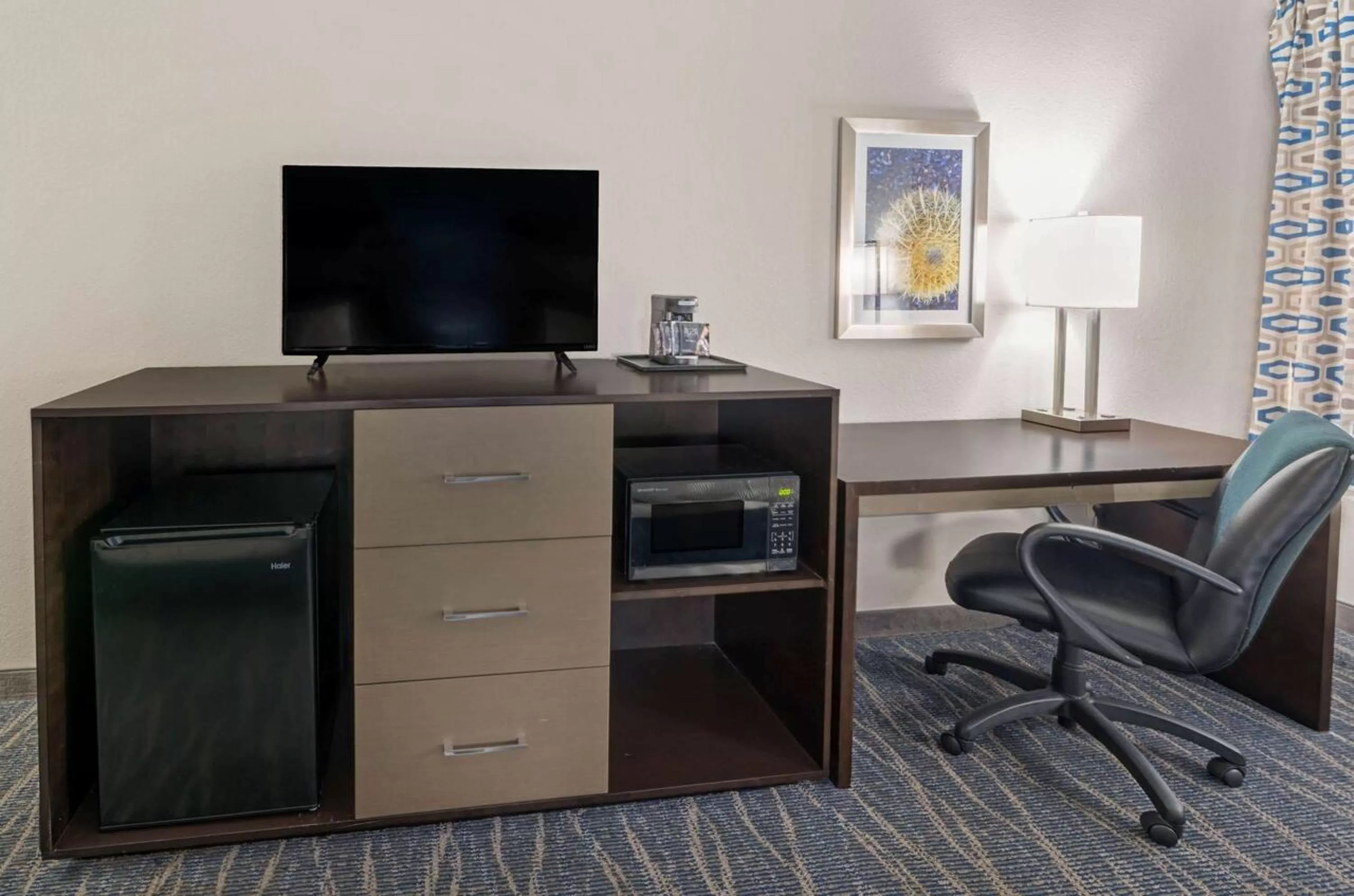 Photo of the whole room in La Quinta by Wyndham Phoenix I-10 West