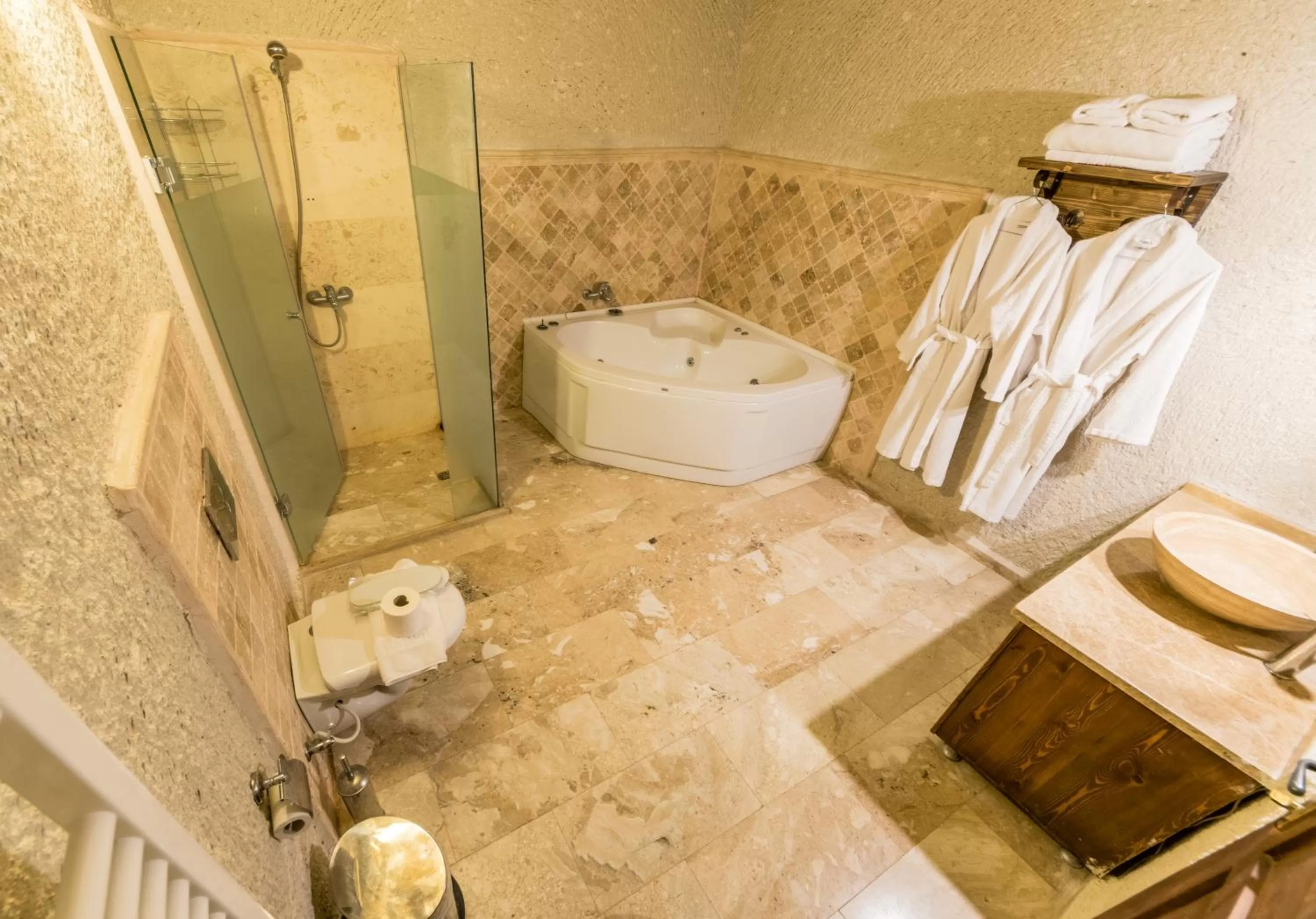 Shower in Elite Cave Suites