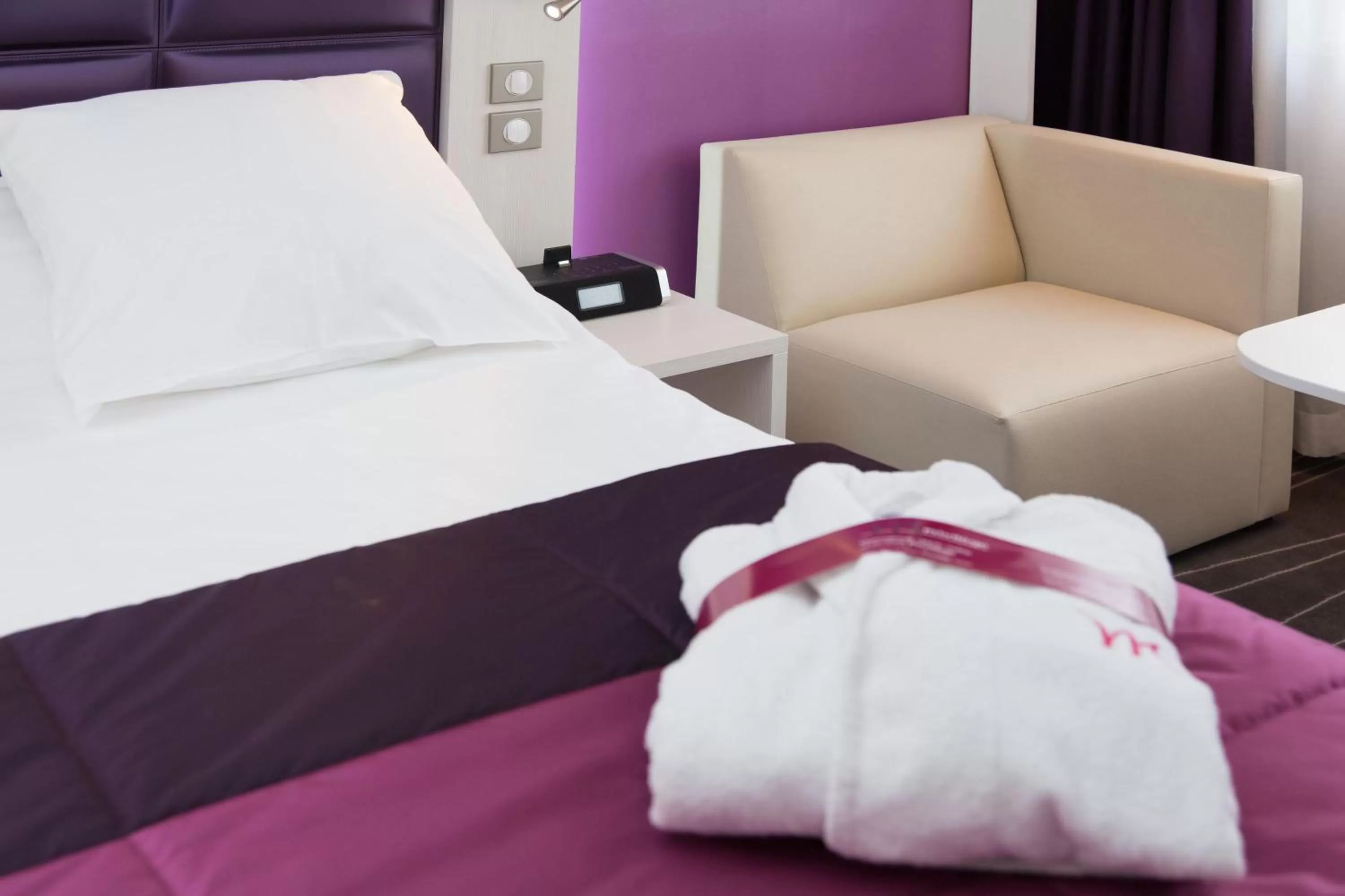 Decorative detail, Bed in Mercure Strasbourg Aéroport