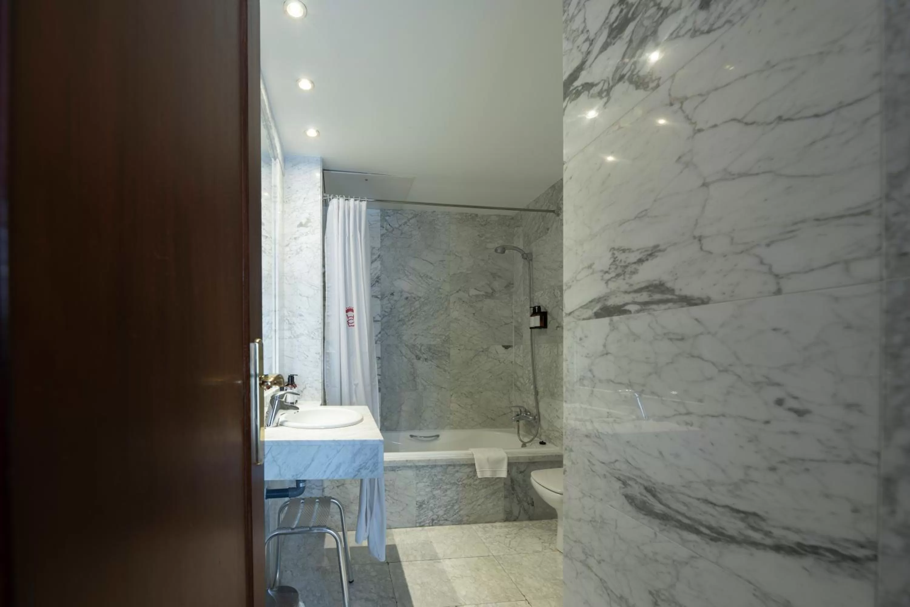 Bathroom in Barceló León Conde Luna