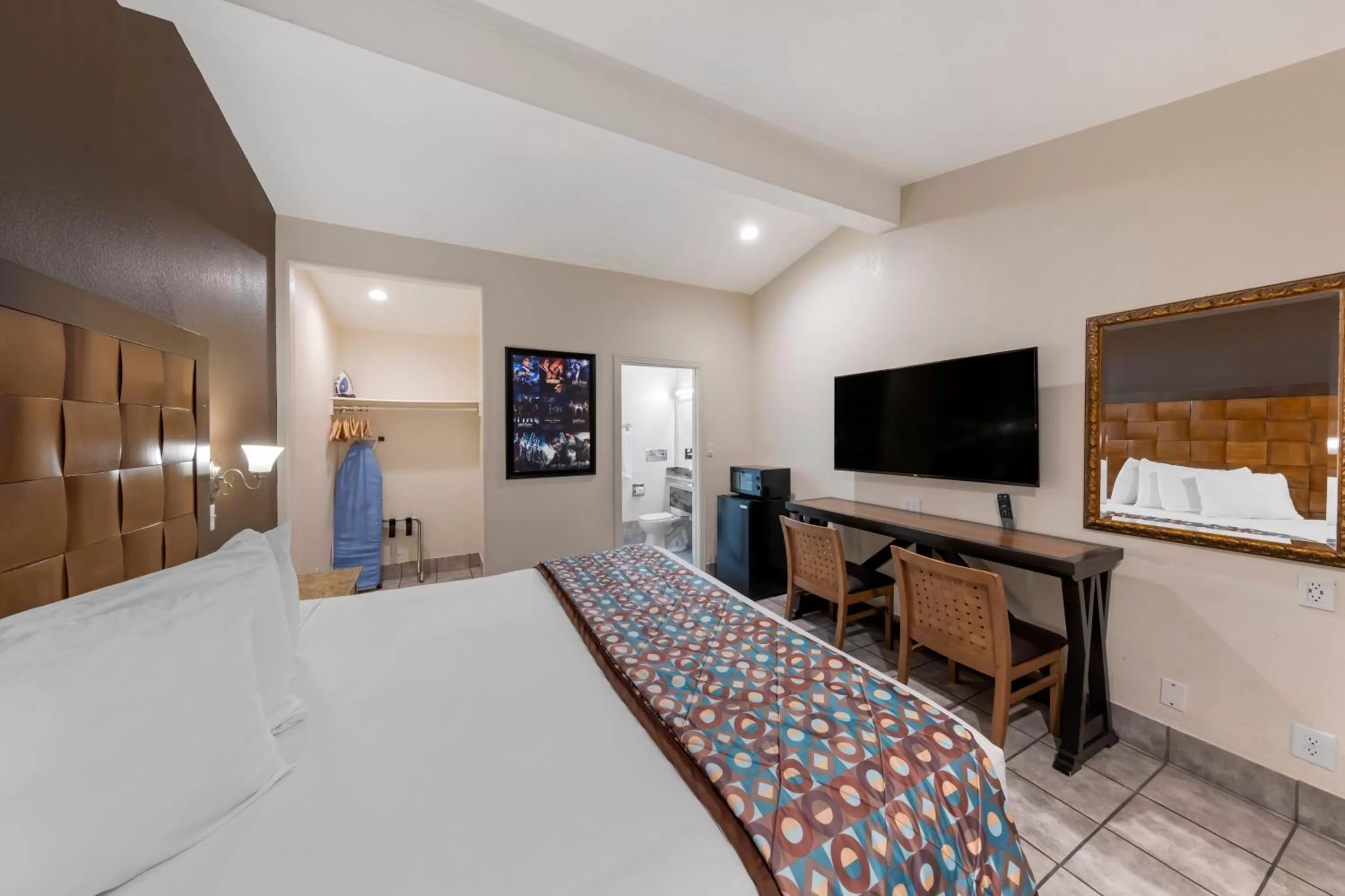 Photo of the whole room, Bed in Anaheim Discovery Inn and Suites