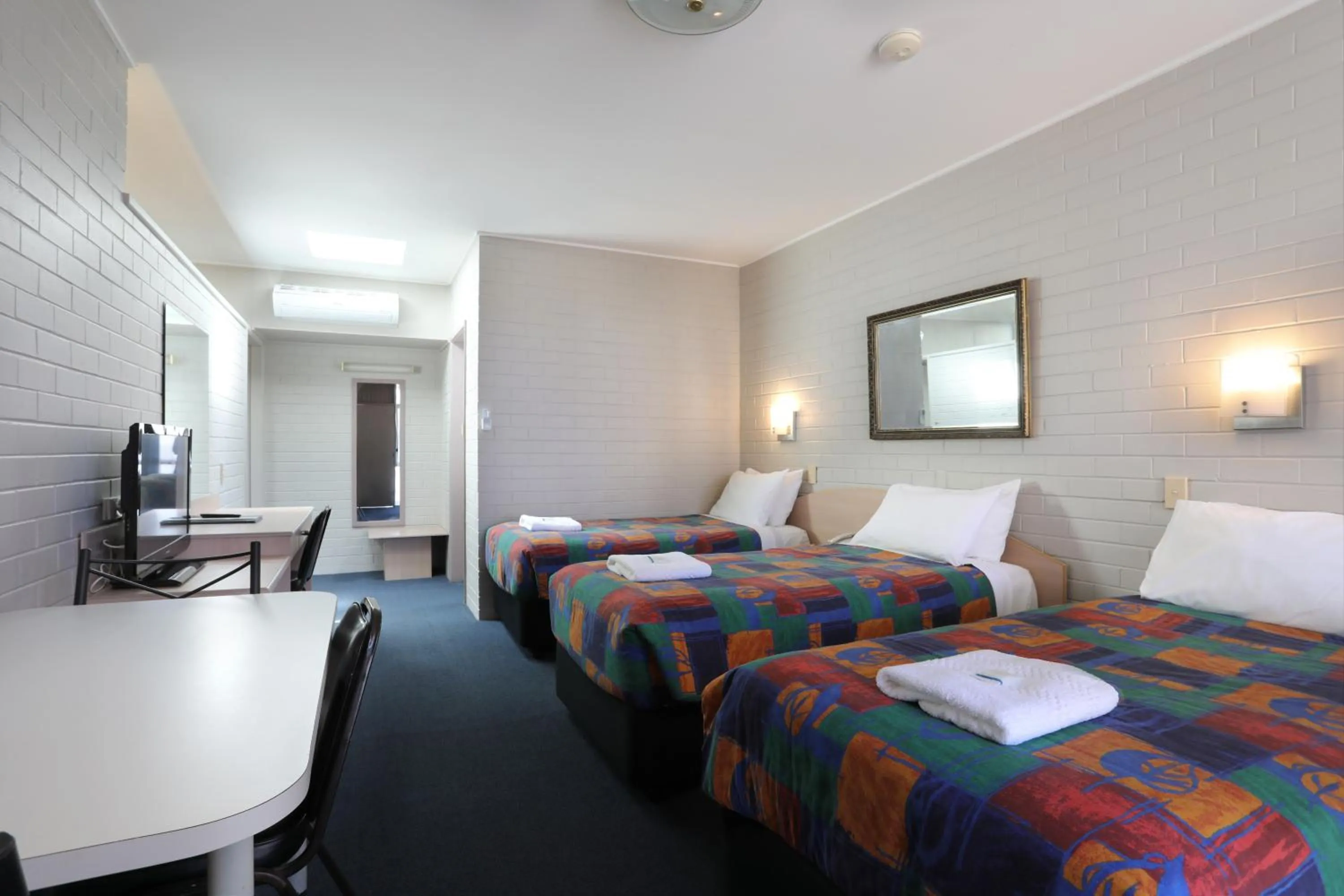 Living room, Bed in Redhill Tamworth Motor Inn and Conference Centre